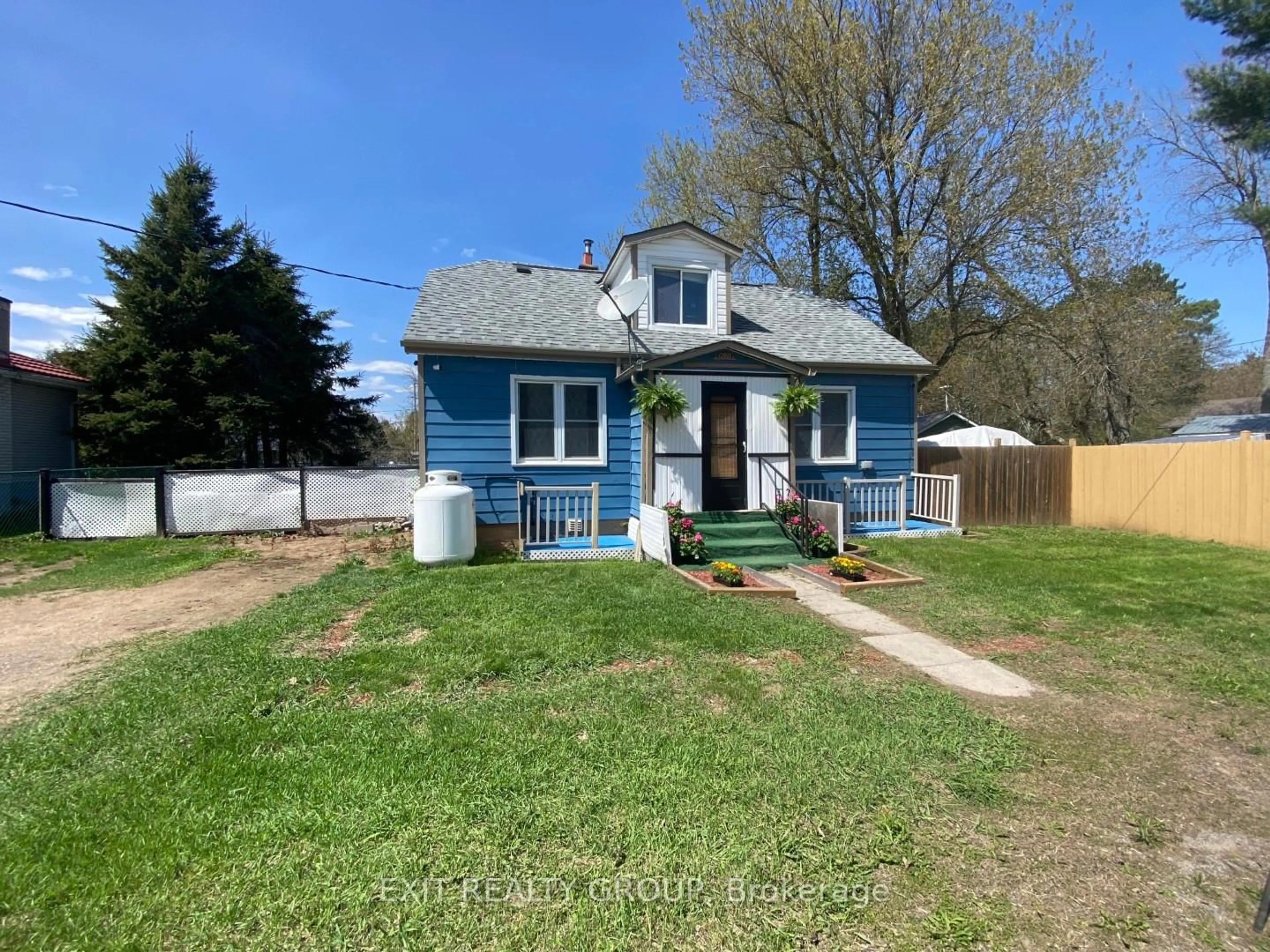 A pic from outside/outdoor area/front of a property/back of a property/a pic from drone, street for 33 Glastonbury Rd, Addington Highlands Ontario K0H 2G0