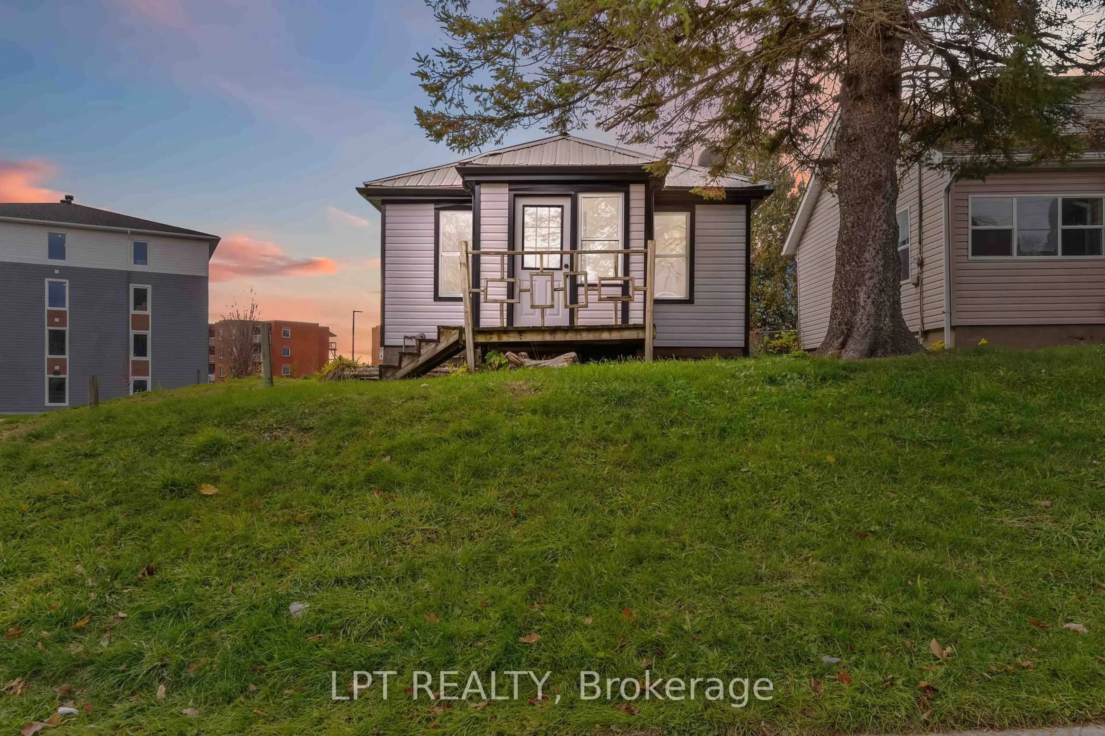 A pic from outside/outdoor area/front of a property/back of a property/a pic from drone, unknown for 222 Bartholomew St, Brockville Ontario K6V 2S6