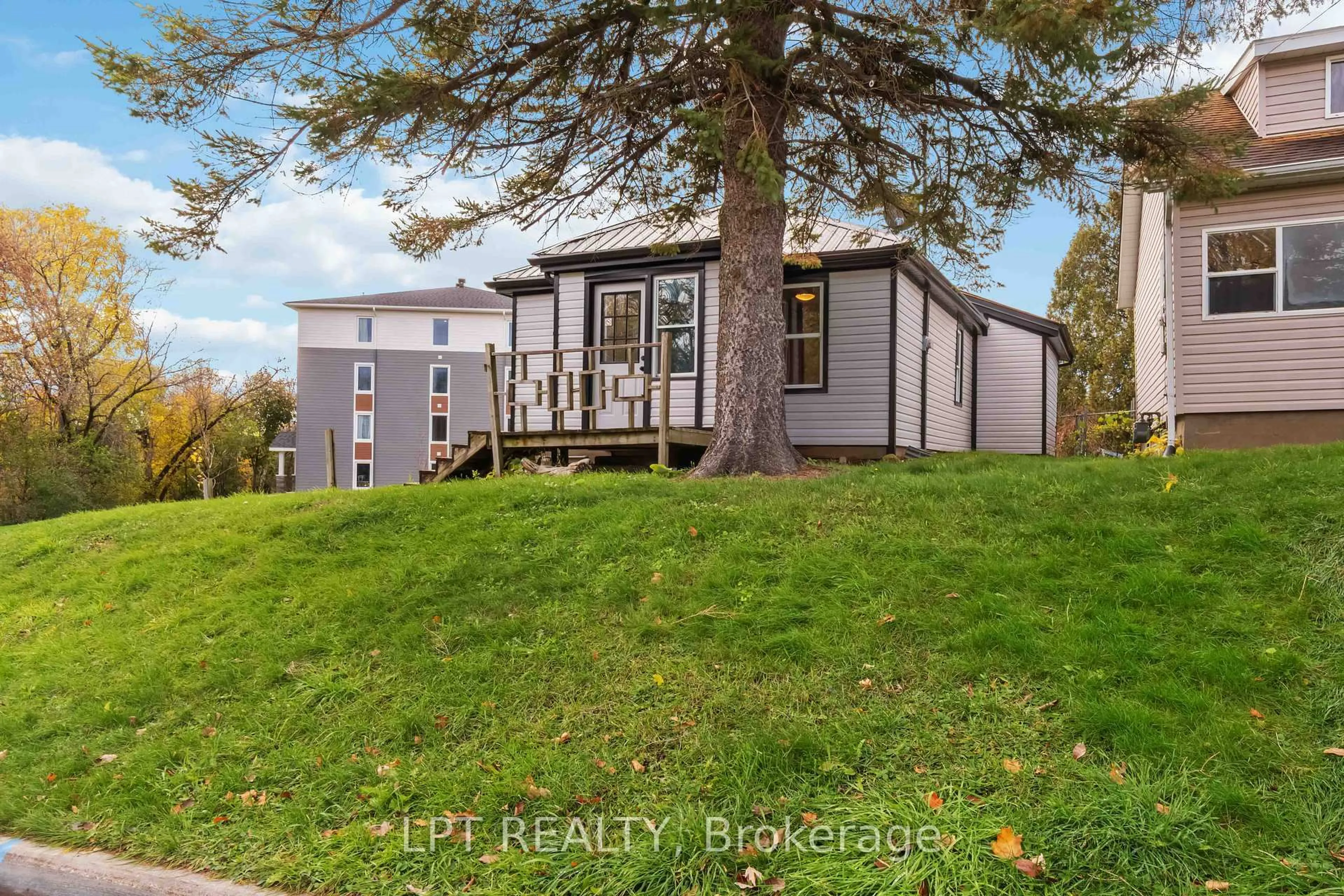 A pic from outside/outdoor area/front of a property/back of a property/a pic from drone, unknown for 222 Bartholomew St, Brockville Ontario K6V 2S6