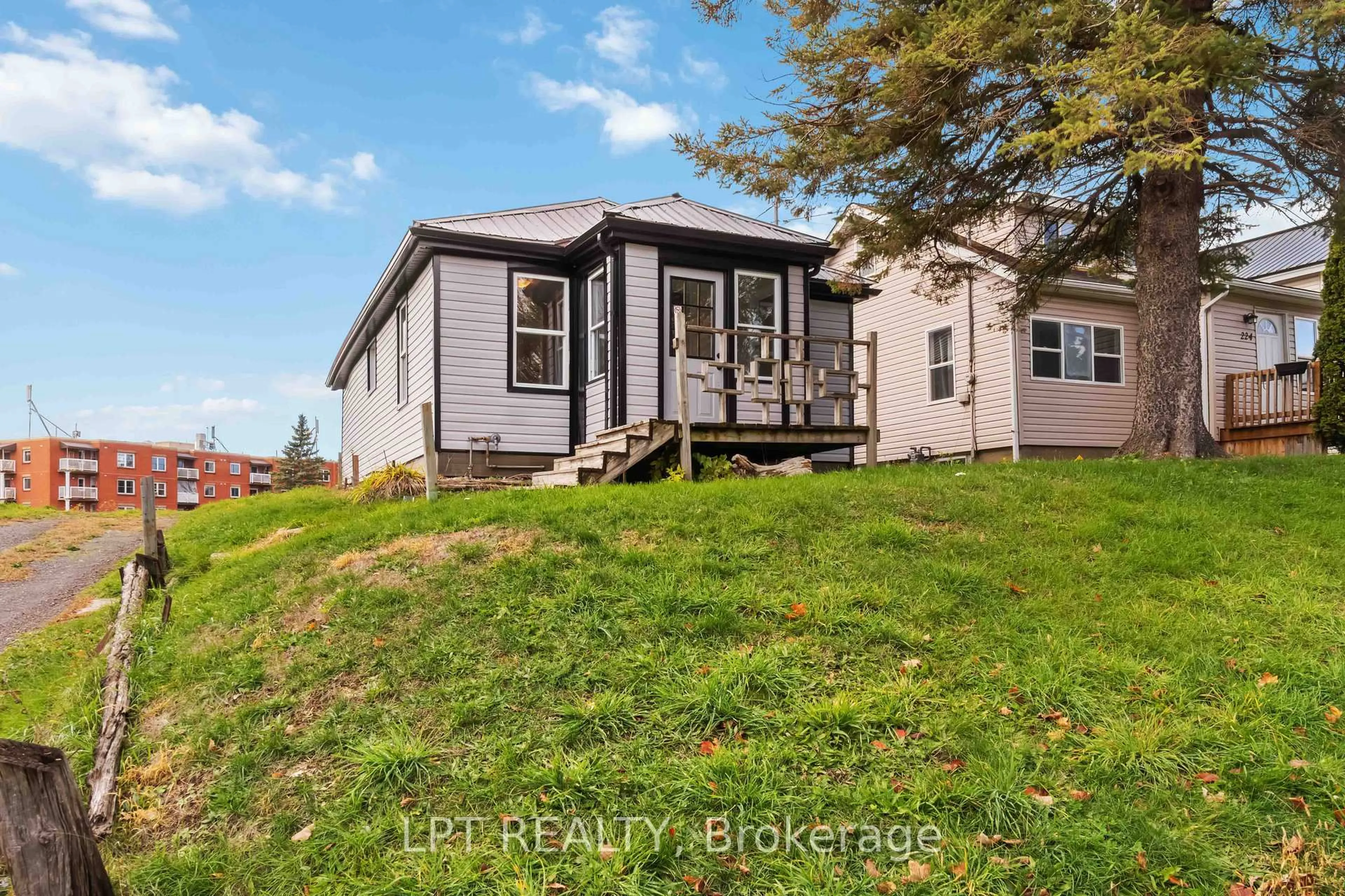 Unknown for 222 Bartholomew St, Brockville Ontario K6V 2S6