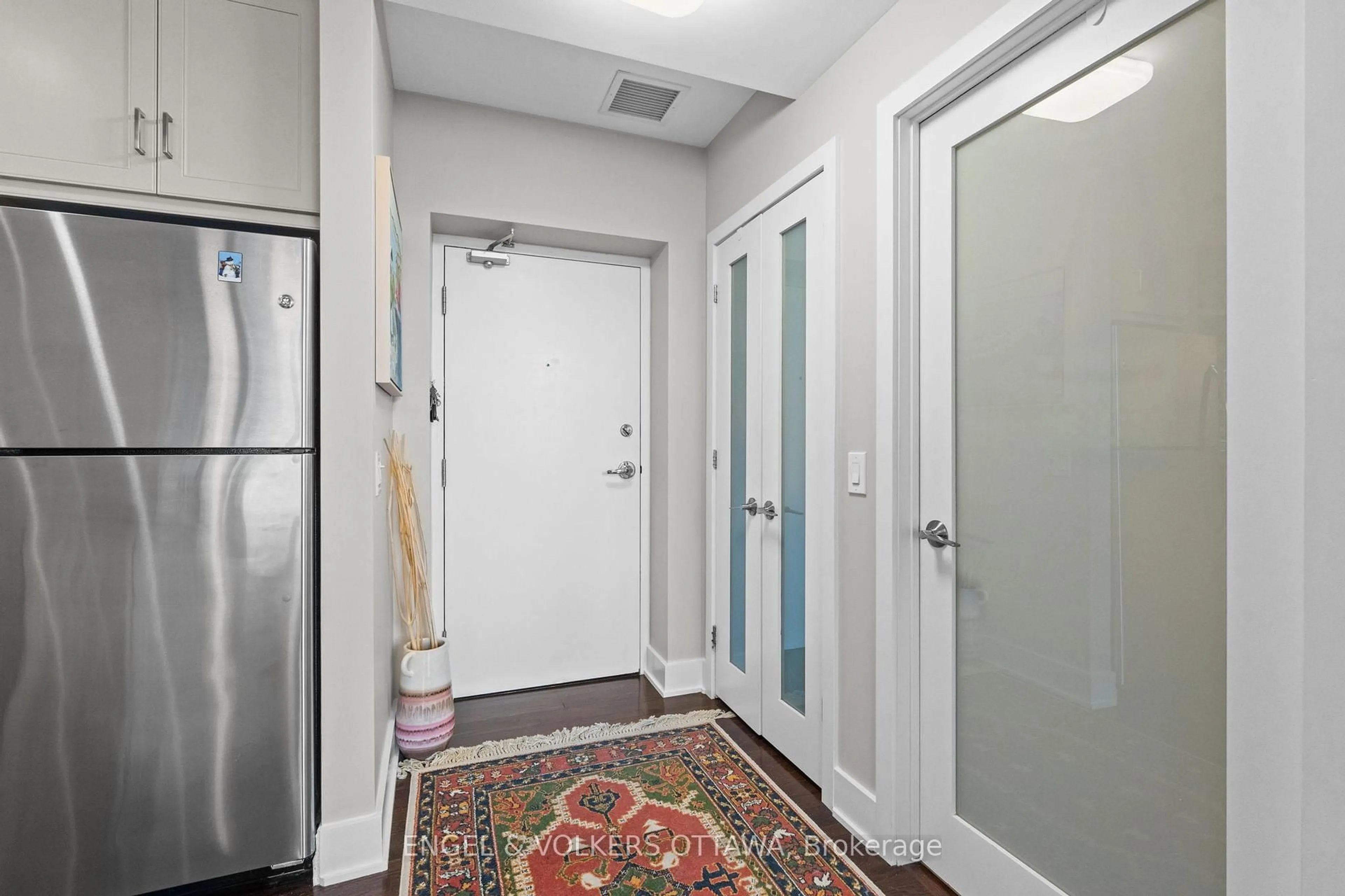 Indoor entryway for 75 Cleary Ave #102, Ottawa Ontario K2A 1R8