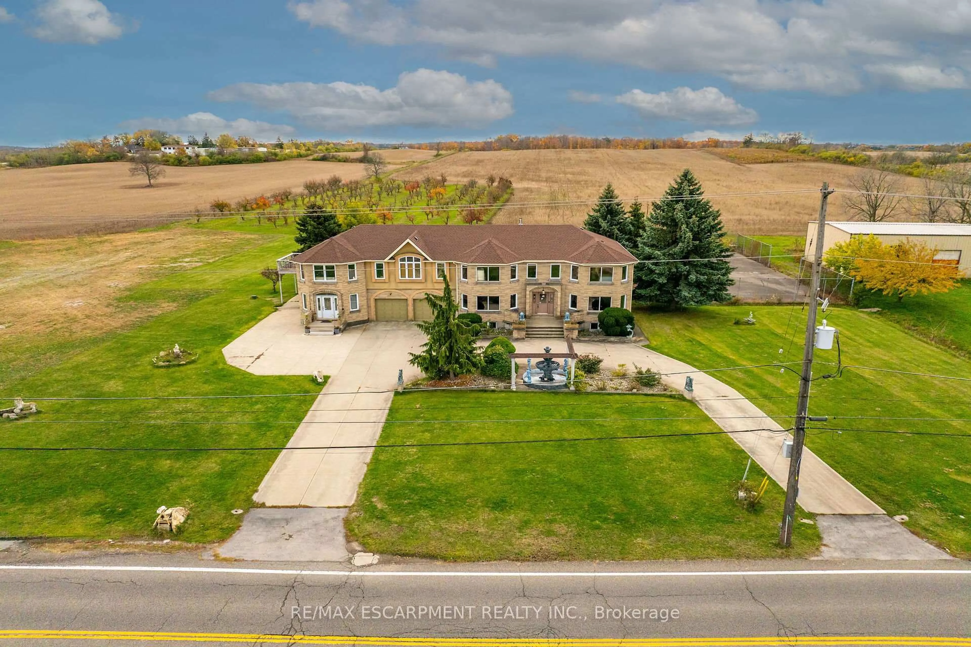 A pic from outside/outdoor area/front of a property/back of a property/a pic from drone, unknown for 568 Ridge Rd, Hamilton Ontario L8J 2Y6