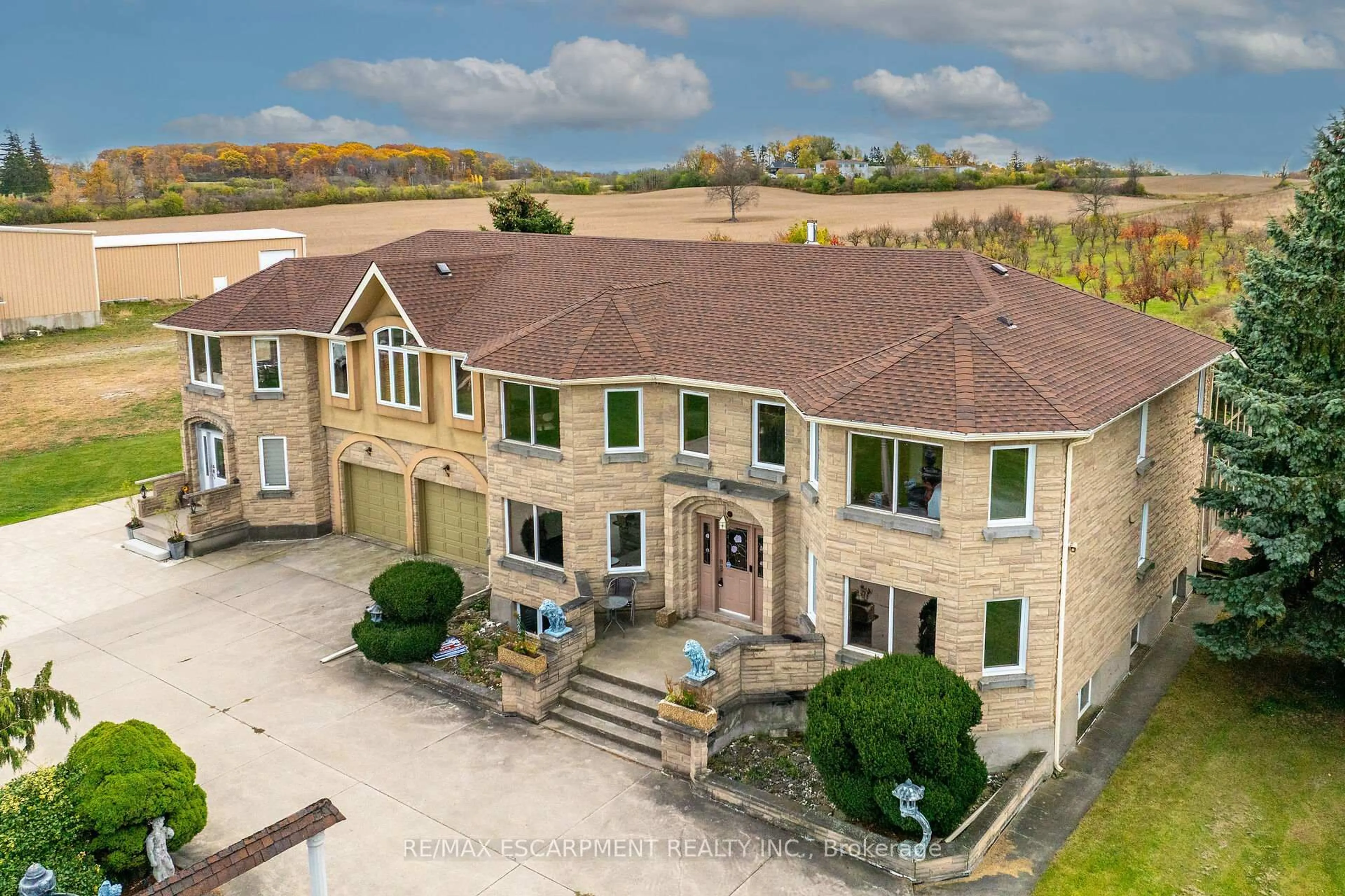 A pic from outside/outdoor area/front of a property/back of a property/a pic from drone, building for 568 Ridge Rd, Hamilton Ontario L8J 2Y6