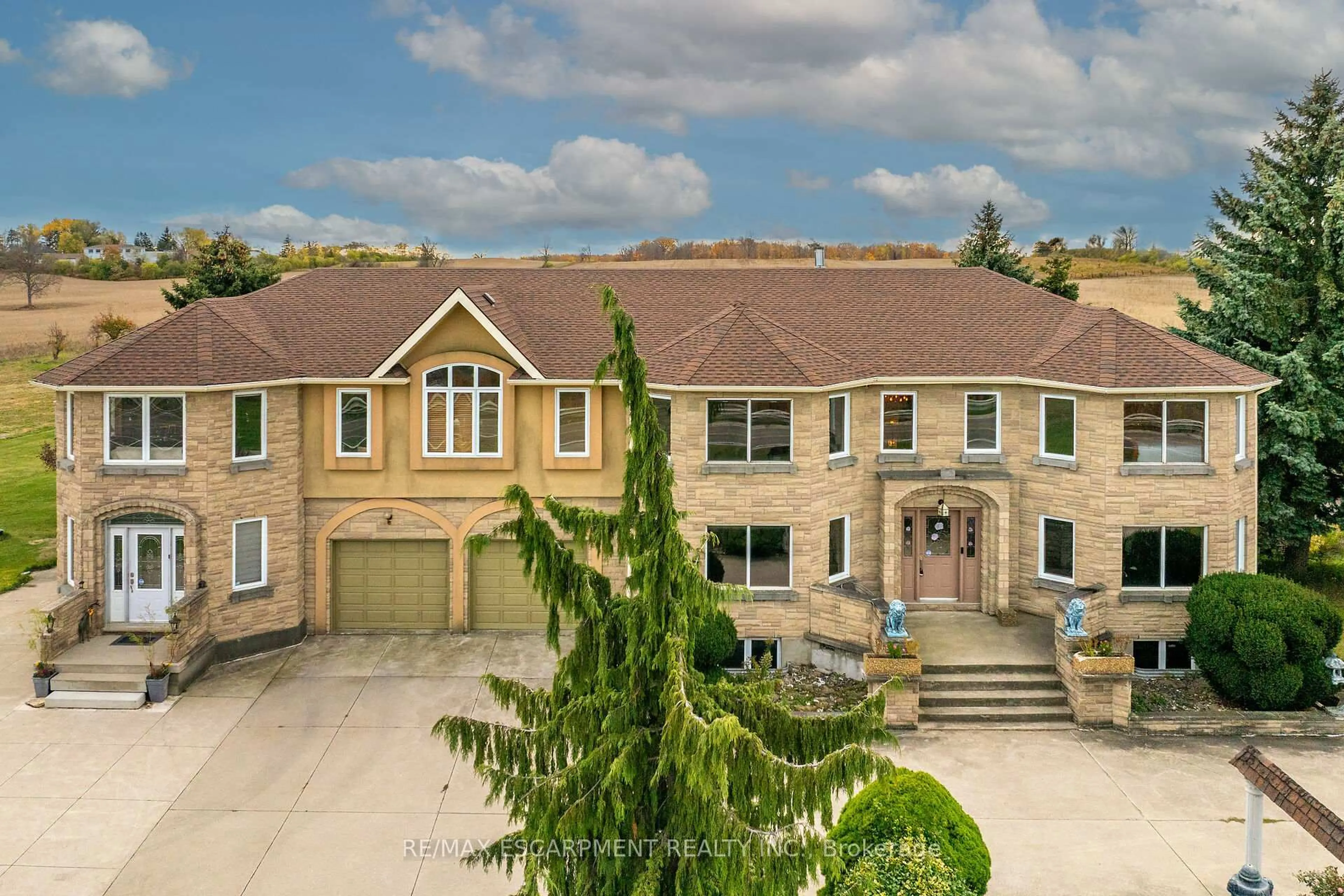 A pic from outside/outdoor area/front of a property/back of a property/a pic from drone, unknown for 568 Ridge Rd, Hamilton Ontario L8J 2Y6