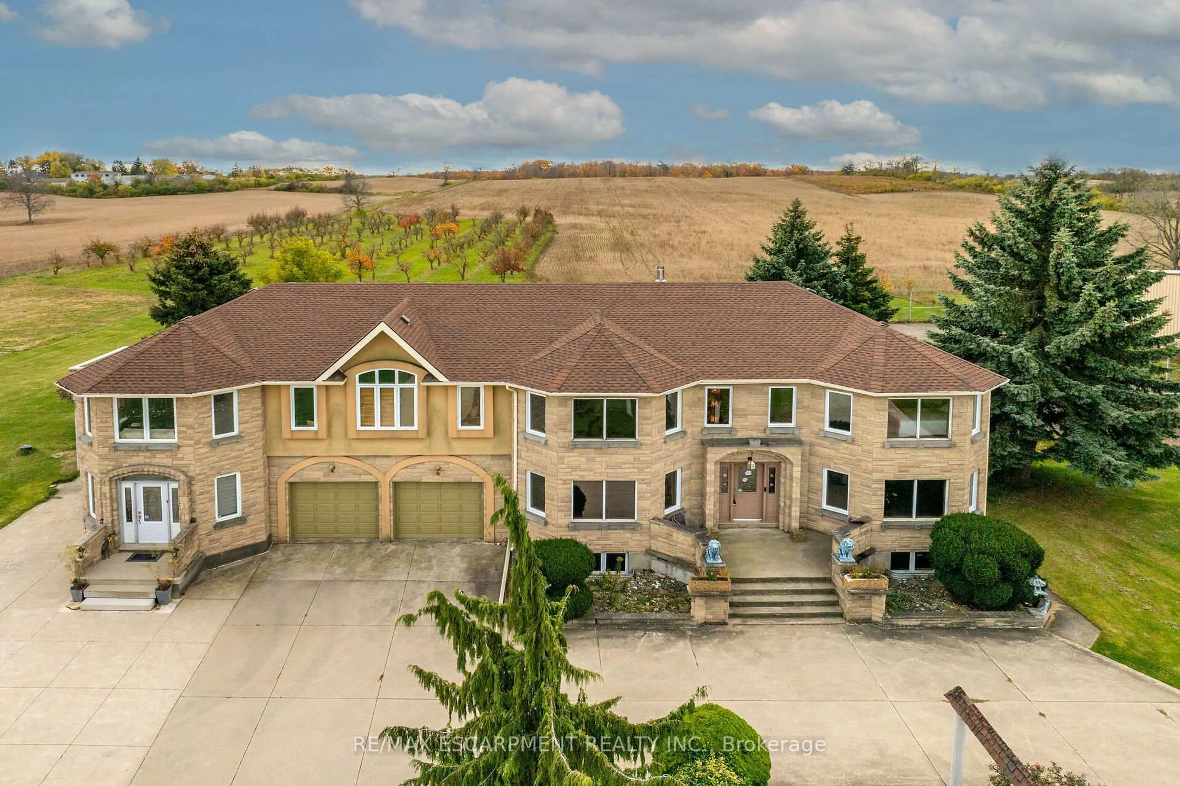 A pic from outside/outdoor area/front of a property/back of a property/a pic from drone, unknown for 568 Ridge Rd, Hamilton Ontario L8J 2Y6