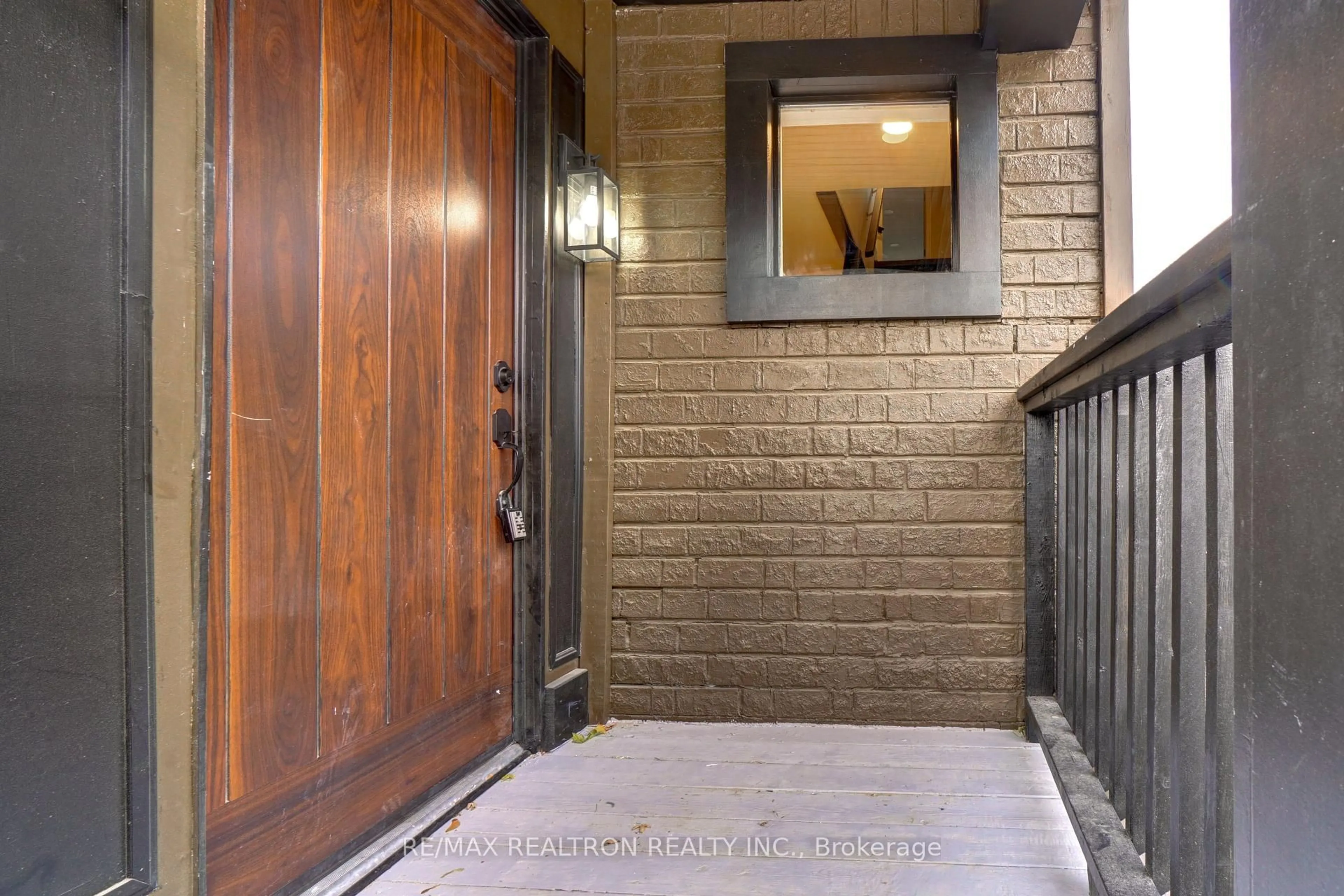 Indoor entryway for 26 State St, Welland Ontario L3B 4K3