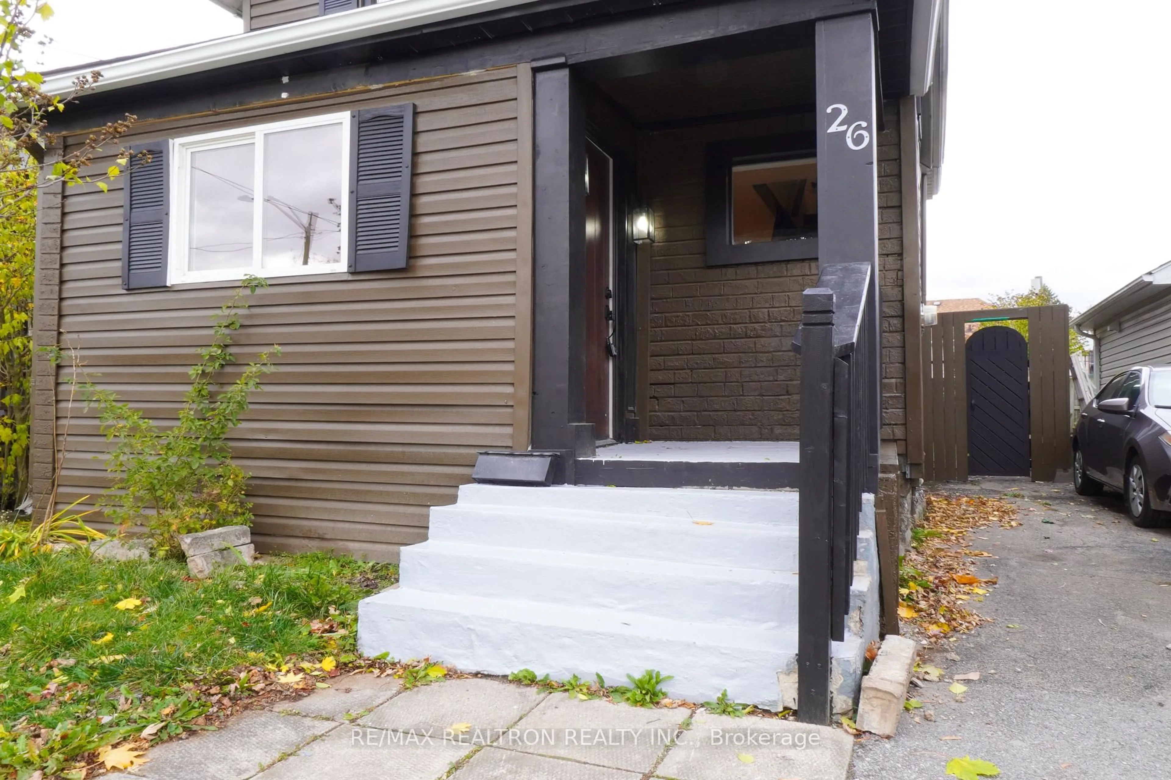 Home with vinyl exterior material, street for 26 State St, Welland Ontario L3B 4K3