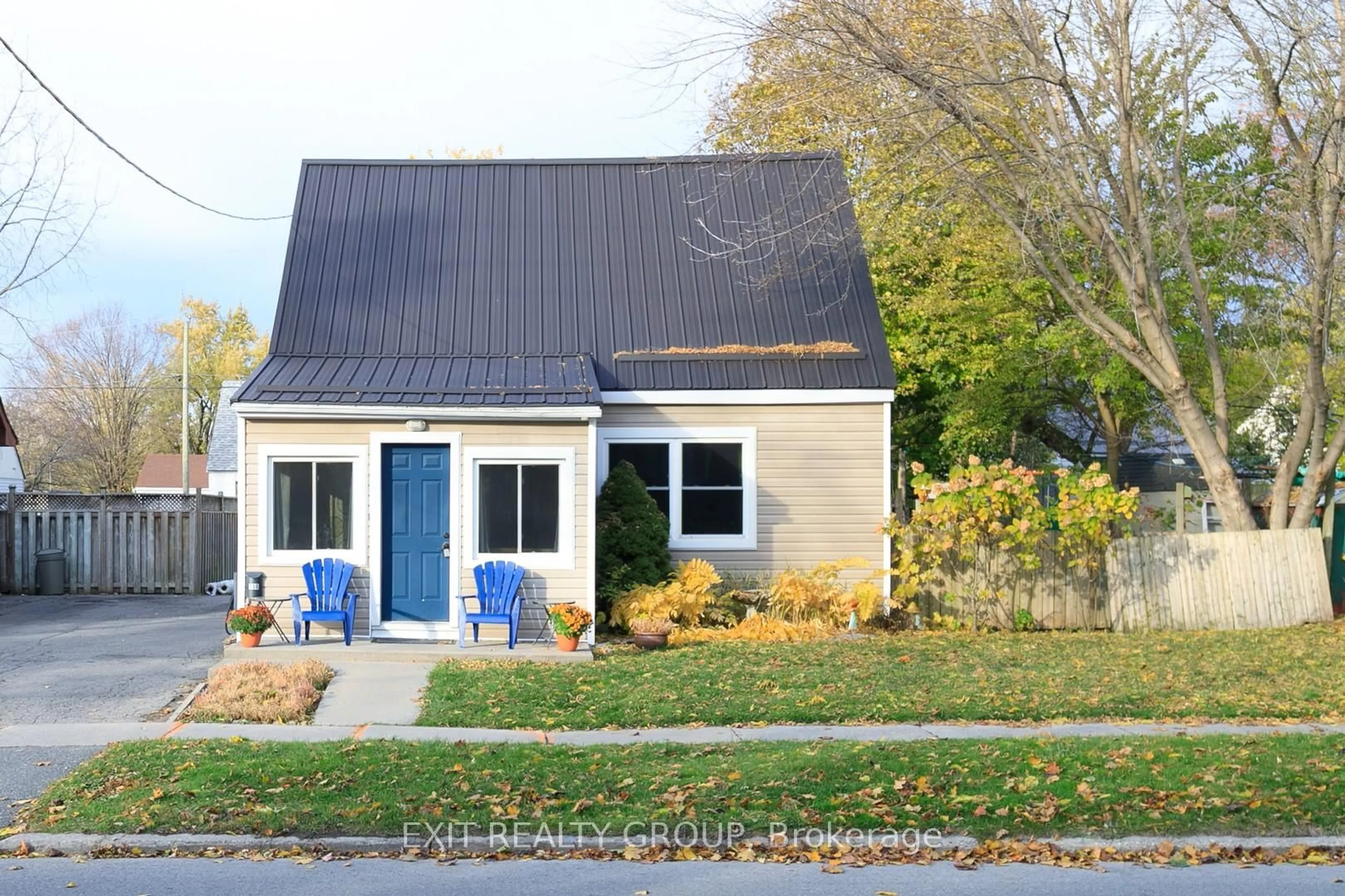 Home with vinyl exterior material, street for 138 Byron St, Quinte West Ontario K8V 2Y6