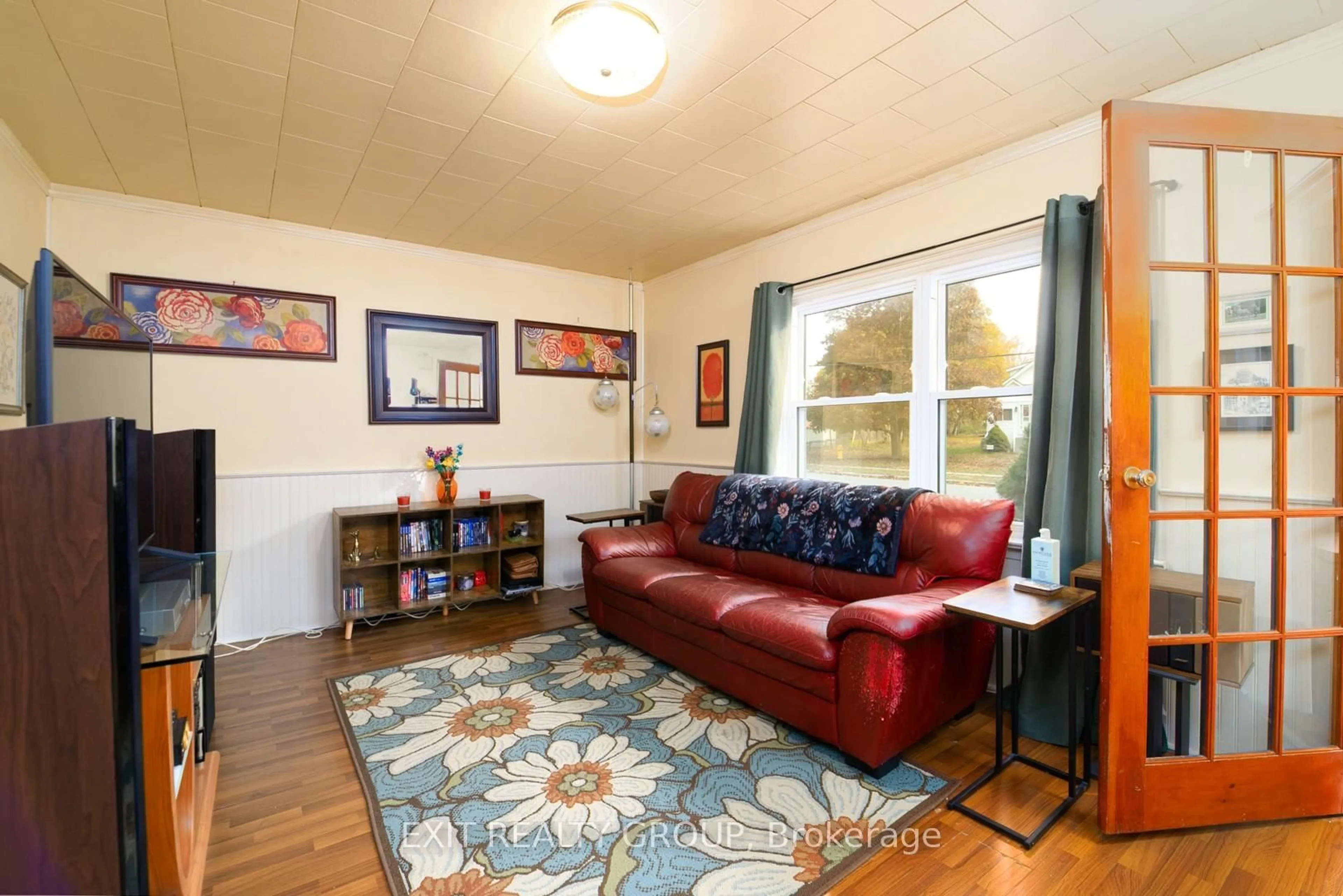 Living room with furniture, unknown for 138 Byron St, Quinte West Ontario K8V 2Y6