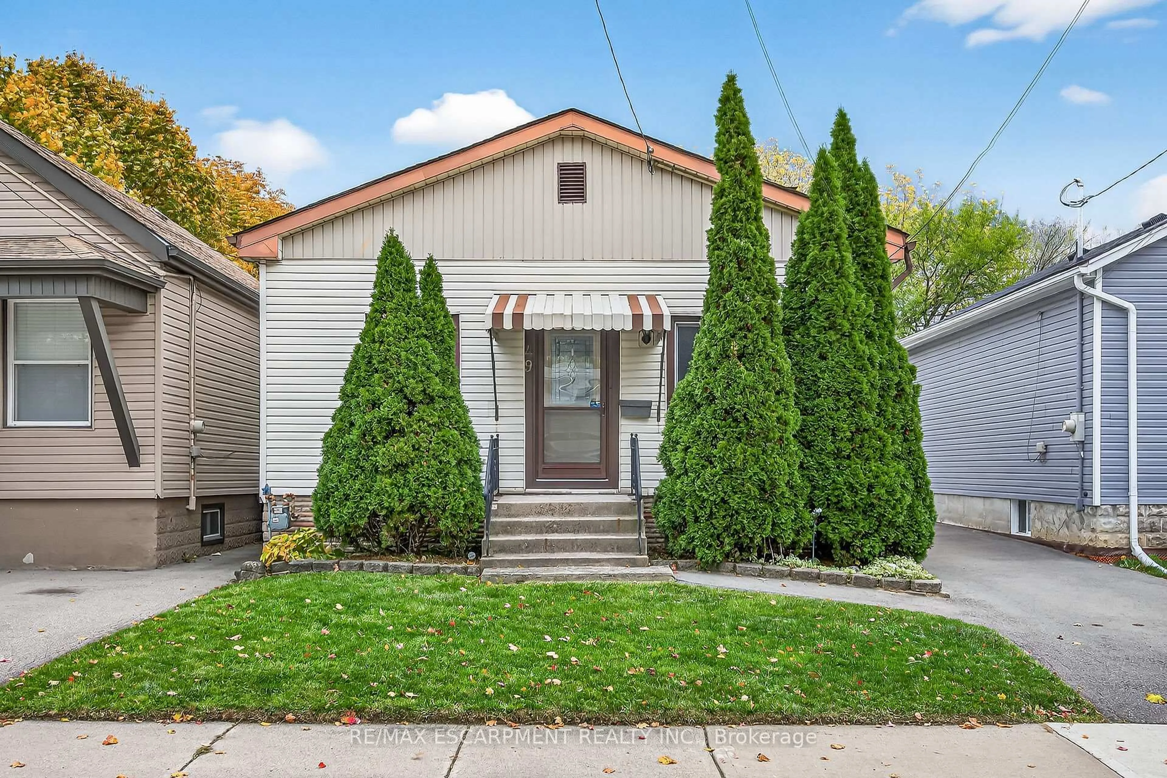 Home with vinyl exterior material, street for 49 East 33rd St, Hamilton Ontario L8V 3S9