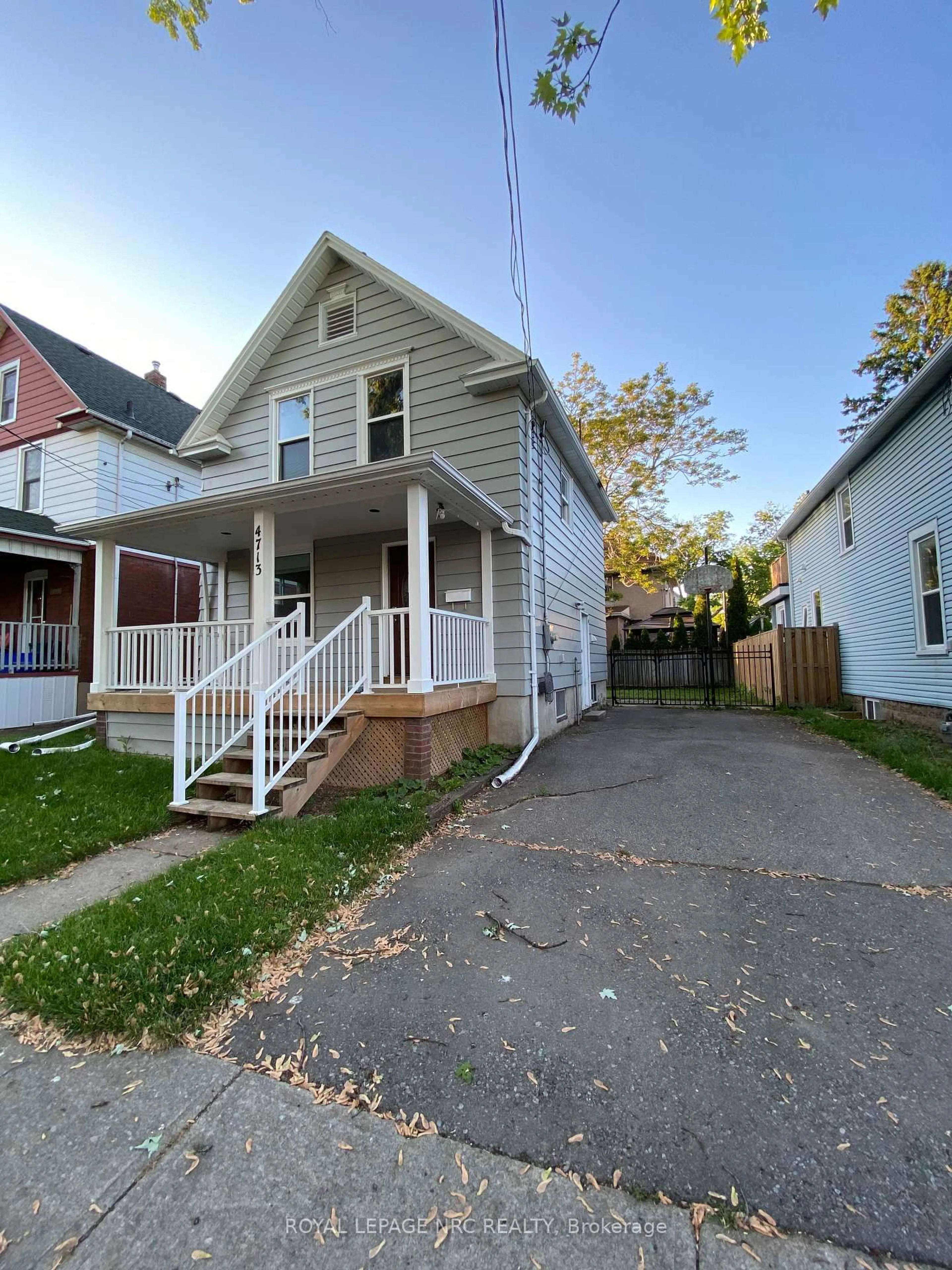 A pic from outside/outdoor area/front of a property/back of a property/a pic from drone, street for 4713 Cookman Cres, Niagara Falls Ontario L2E 1C1