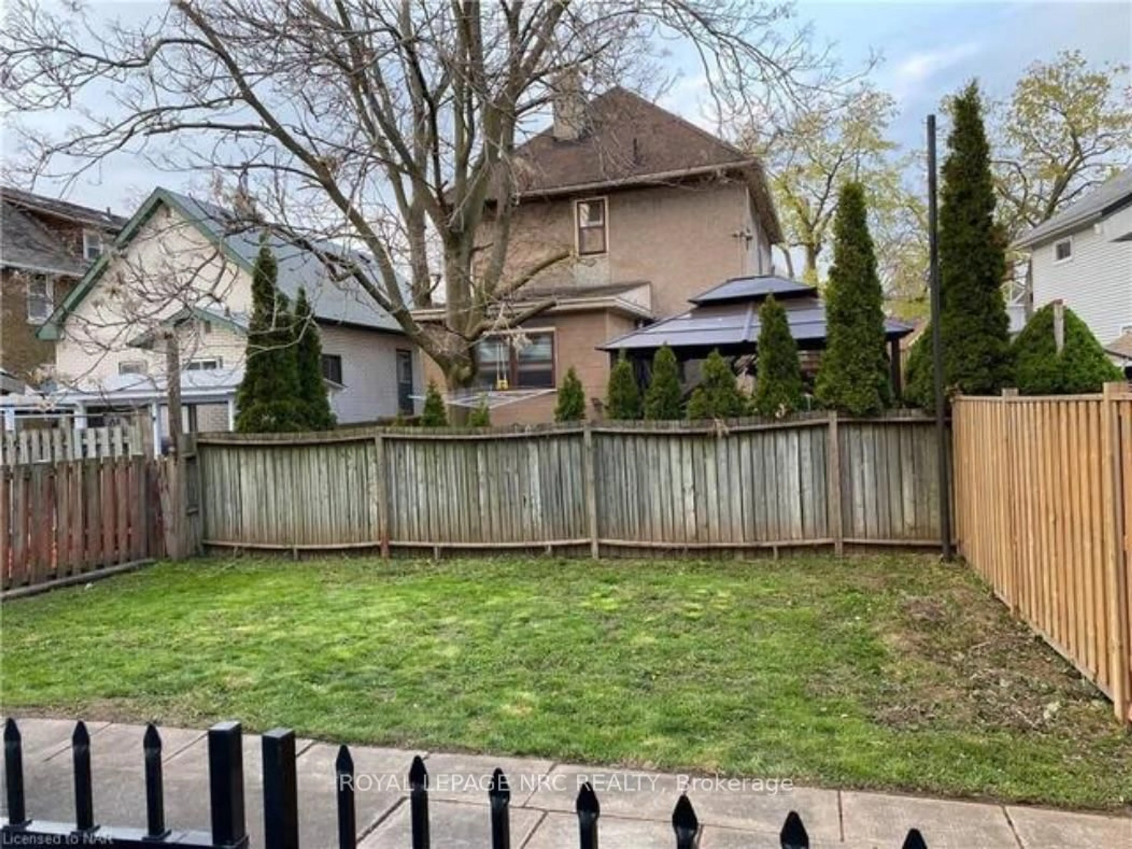 A pic from outside/outdoor area/front of a property/back of a property/a pic from drone, street for 4713 Cookman Cres, Niagara Falls Ontario L2E 1C1