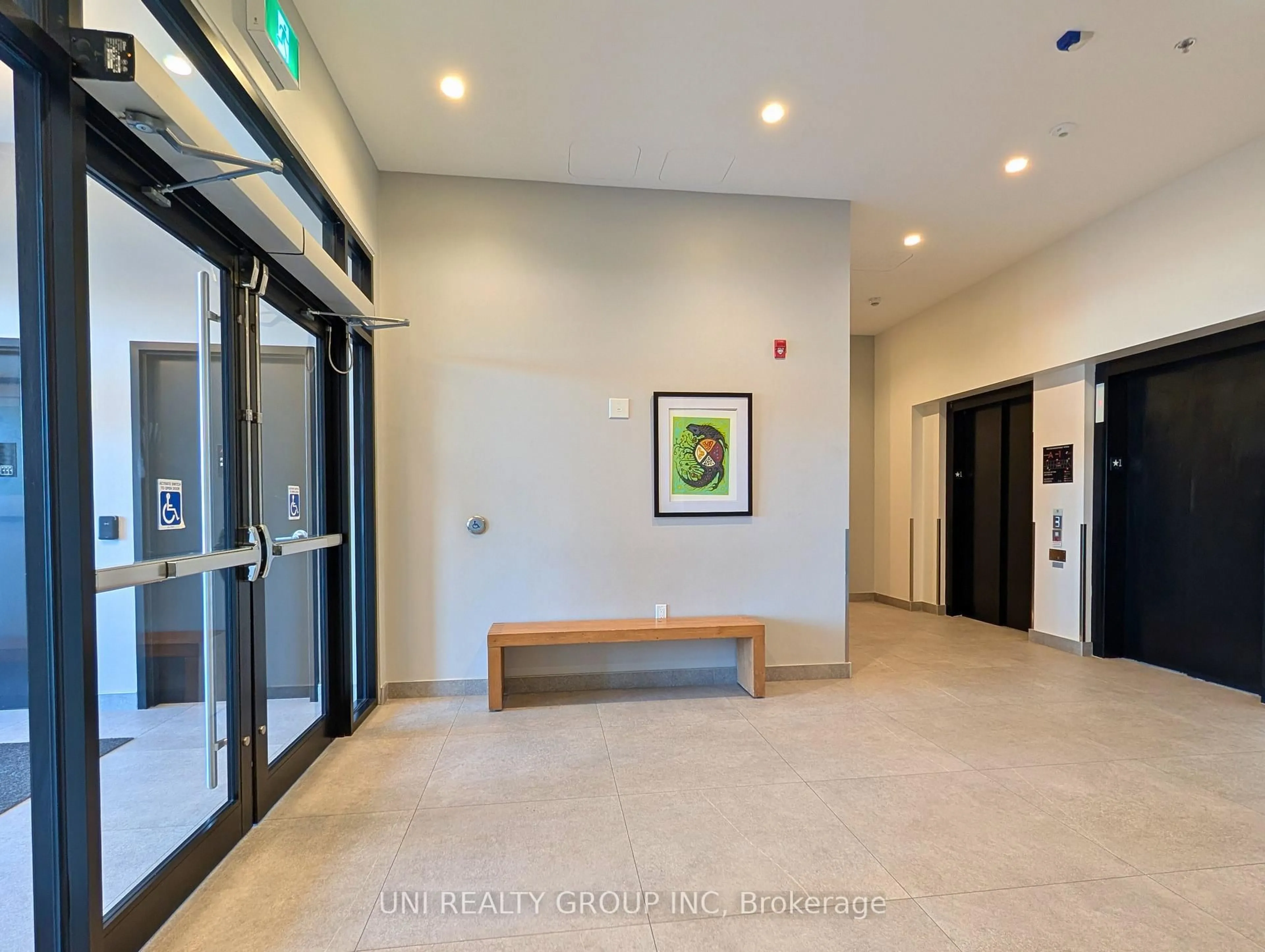 Indoor foyer for 1350 Hemlock Rd ##601, Ottawa Ontario K1K 5C2