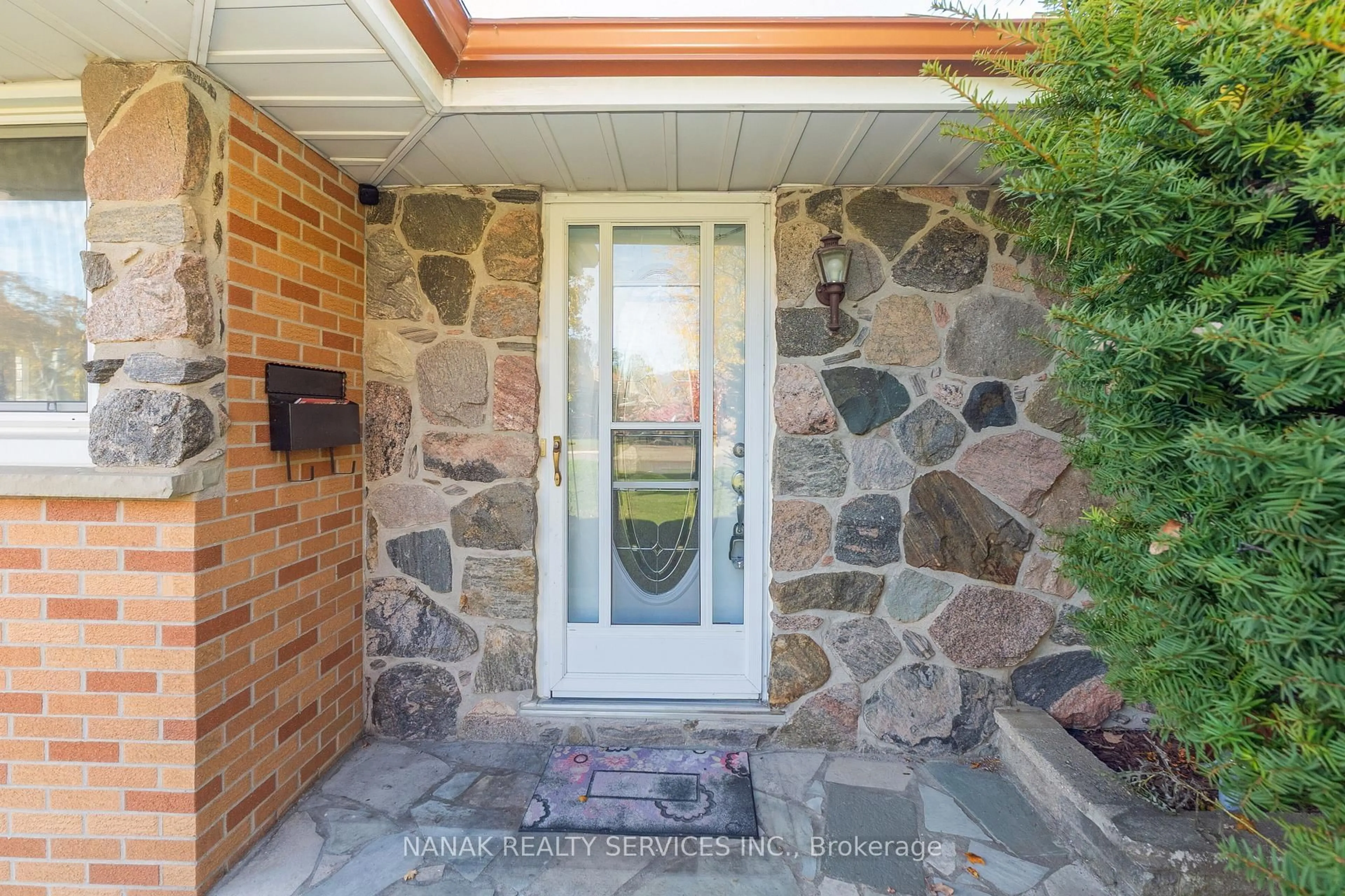 Indoor entryway for 47 JASPER Cres, London East Ontario N5W 1J9