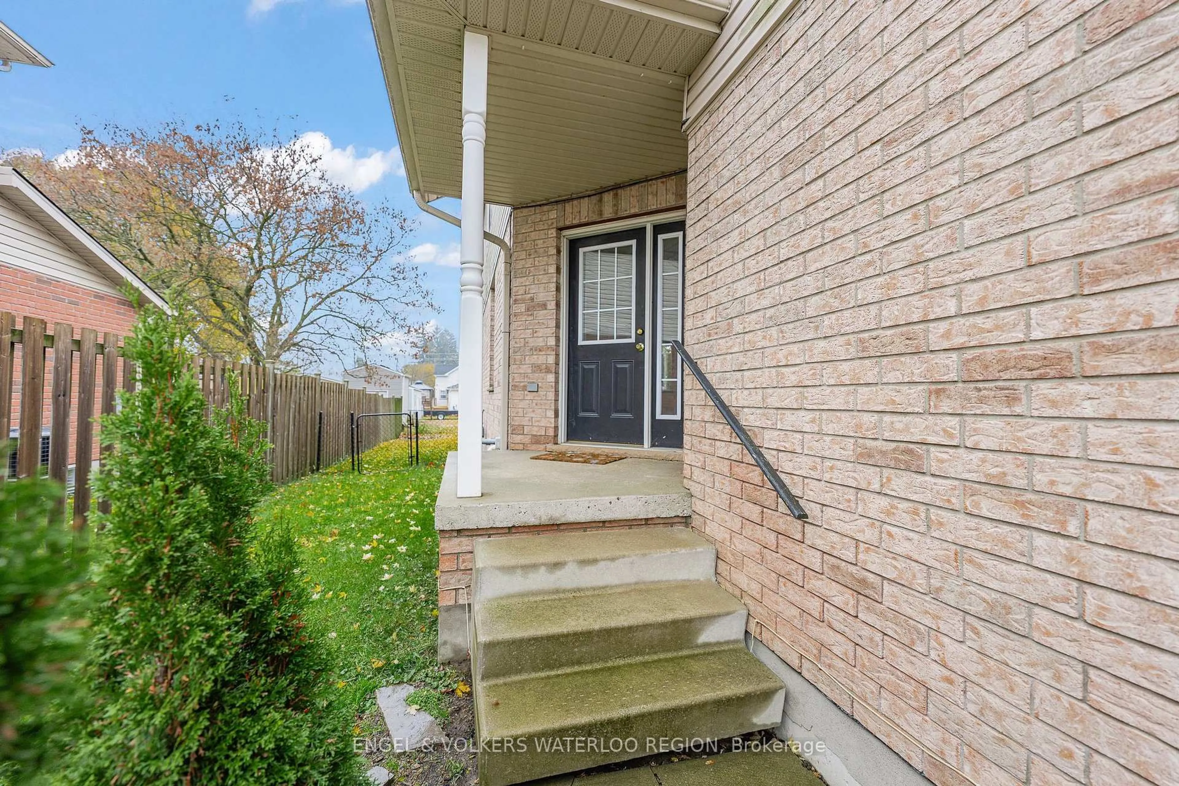 Unknown for 650 Salisbury Ave, North Perth Ontario N4W 1Y9