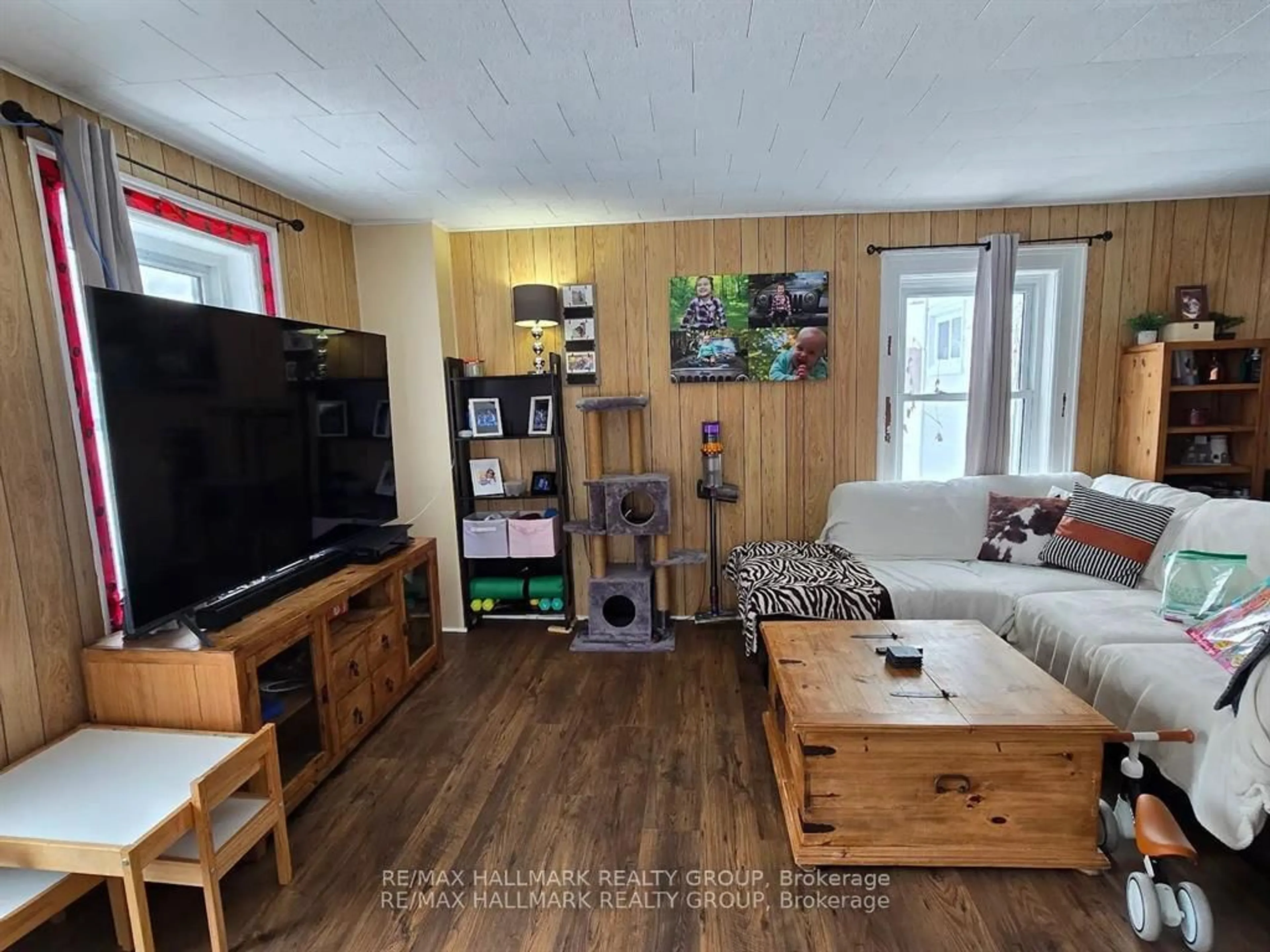 Living room with furniture, wood/laminate floor for 7122 Bank St, Metcalfe Ontario K0A 2P0