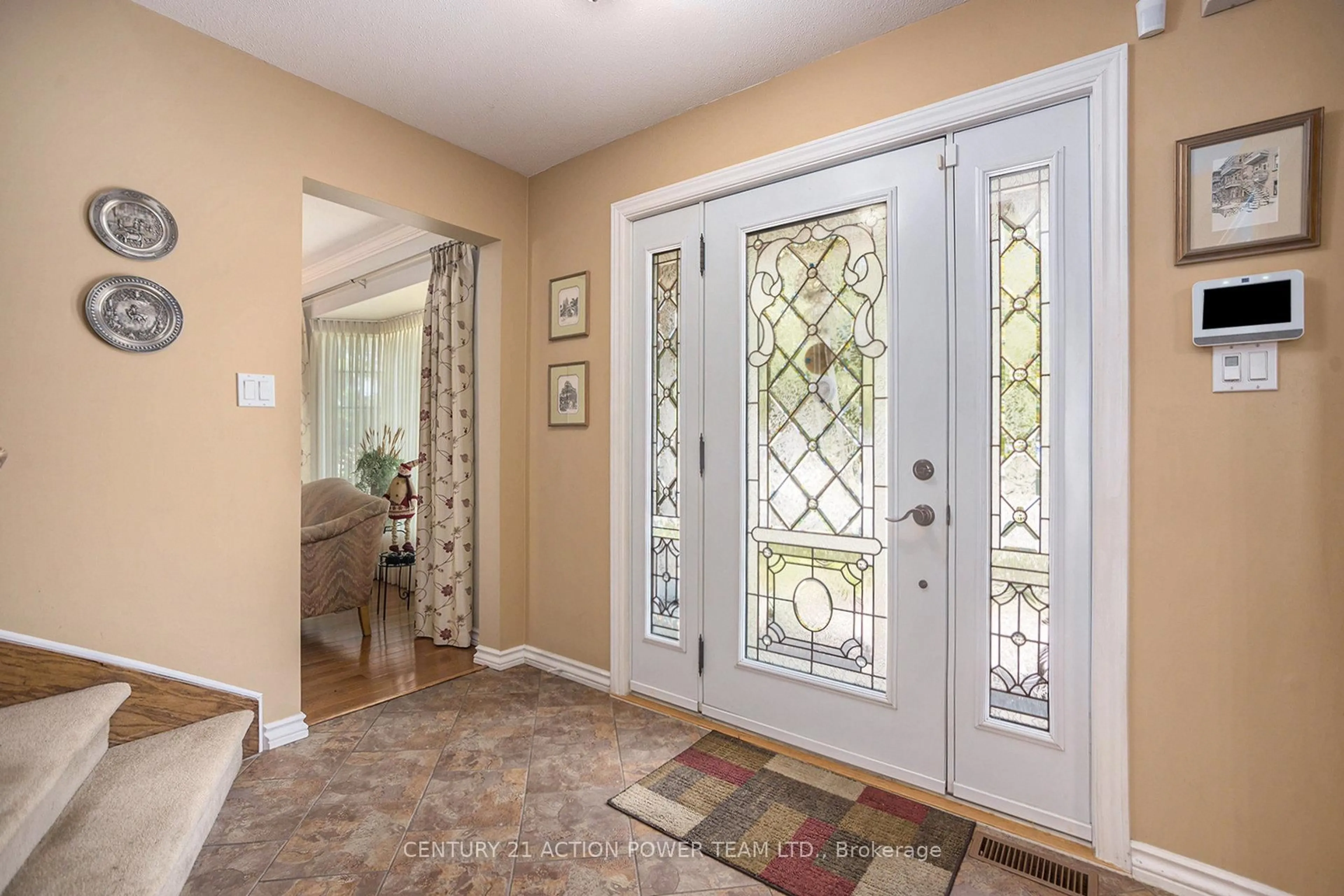 Indoor entryway for 1358 Turner Cres, Orleans Ontario K1E 2Y4