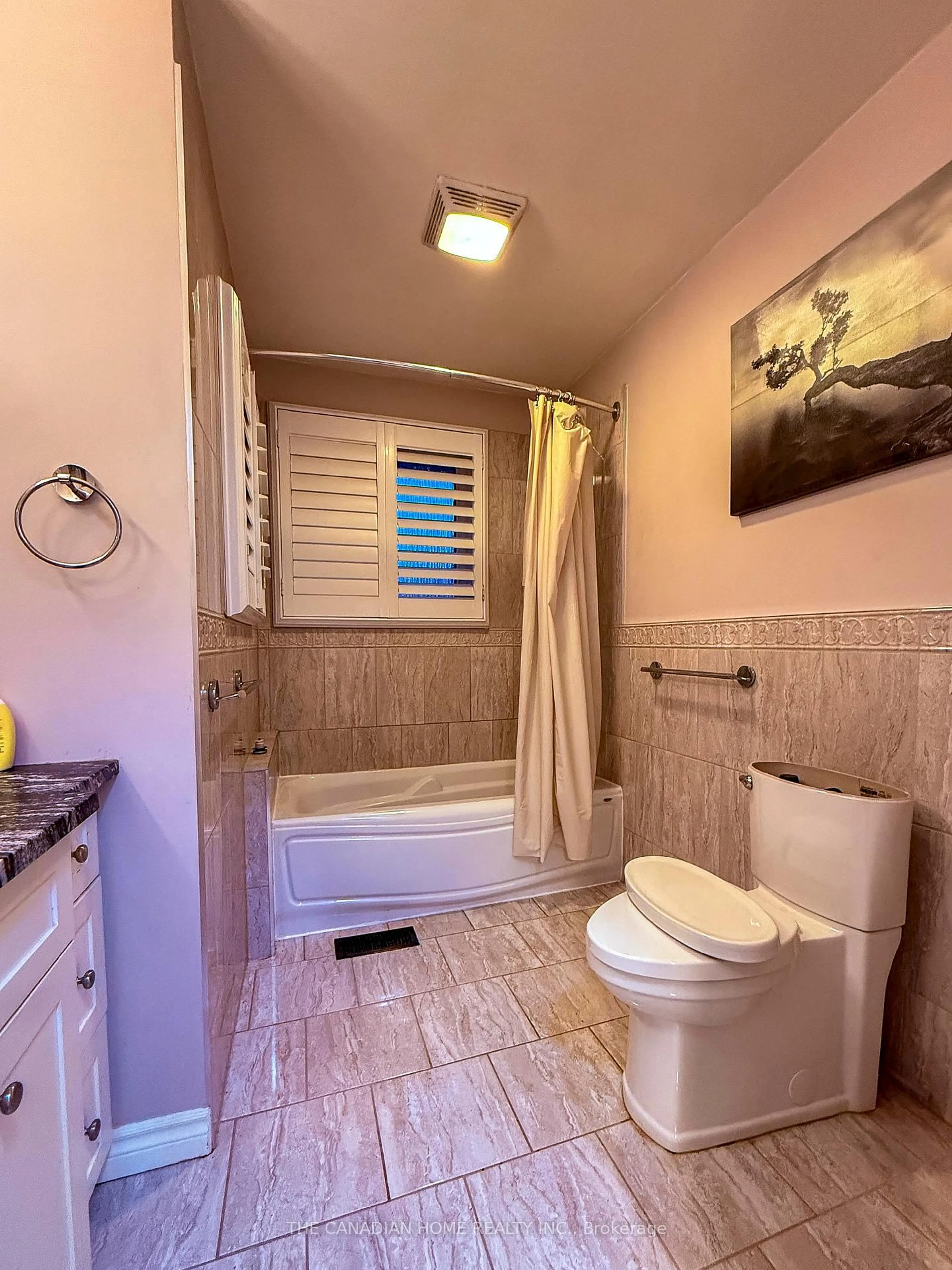 Standard bathroom, ceramic/tile floor for 33 Hampton Pl, Kitchener Ontario N2B 2S4