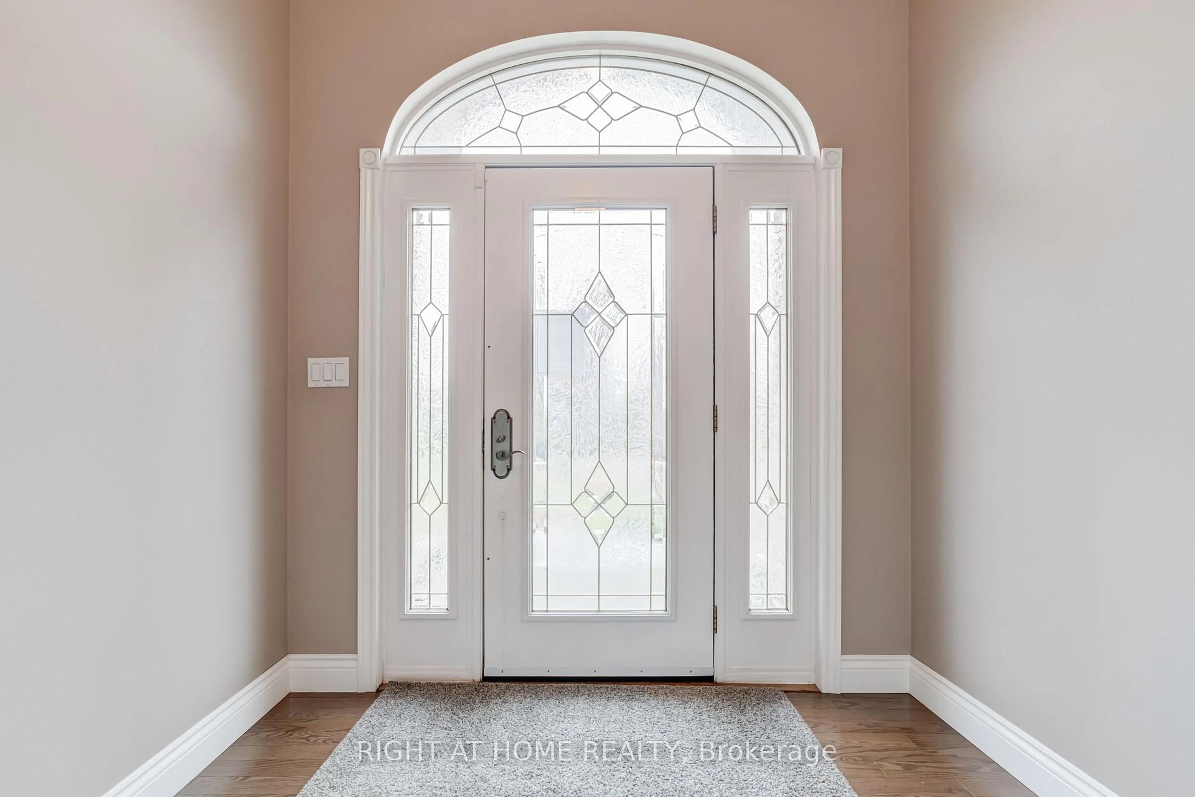 Indoor entryway for 594228 Blind Line, Mono Ontario L9W 5N2