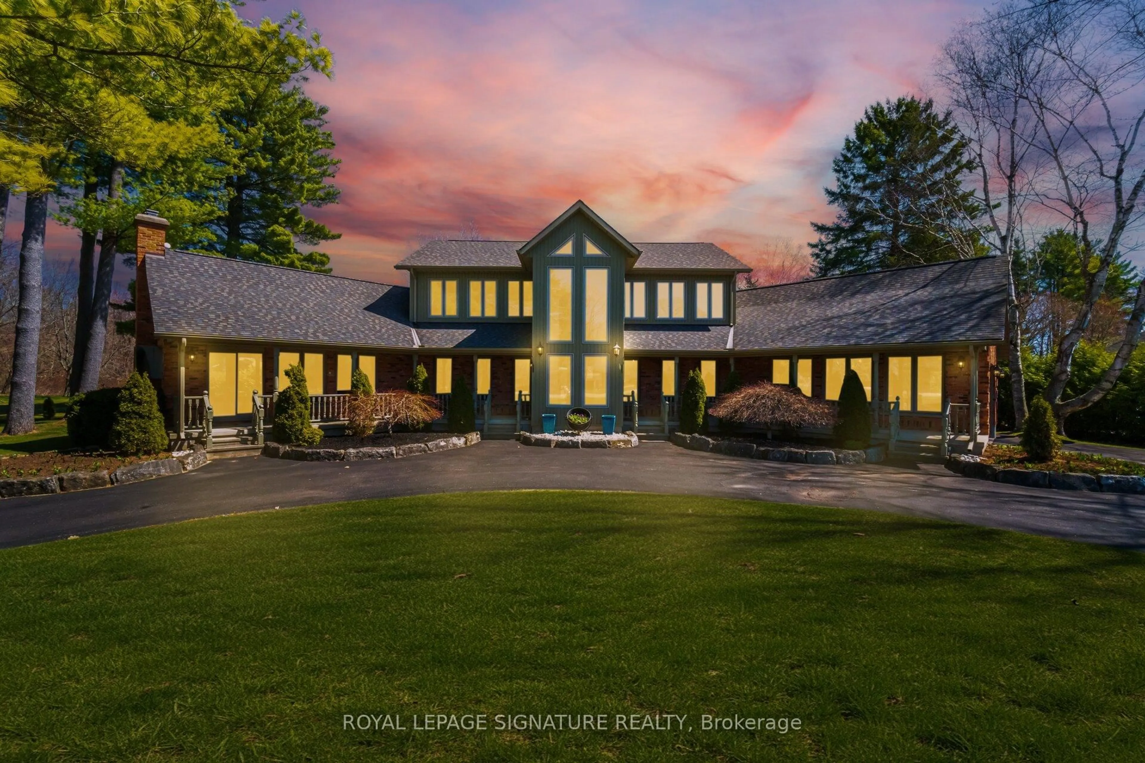 A pic from outside/outdoor area/front of a property/back of a property/a pic from drone, unknown for 587 Hillcrest Rd, Norfolk Ontario N3Y 4K1