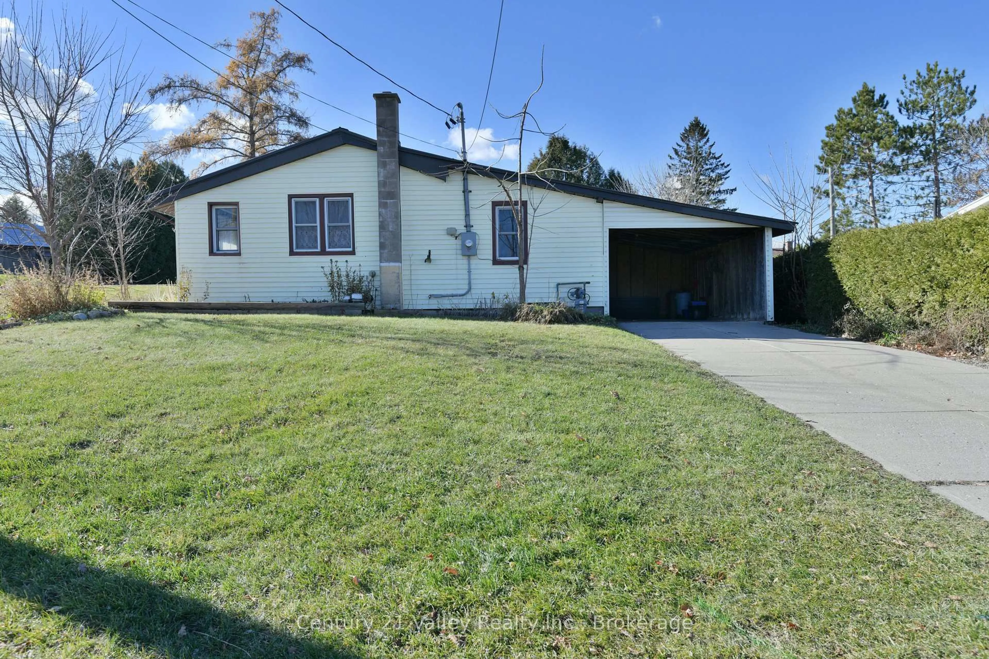 A pic from outside/outdoor area/front of a property/back of a property/a pic from drone, street for 338 Barnet Blvd, Renfrew Ontario K7V 2M7