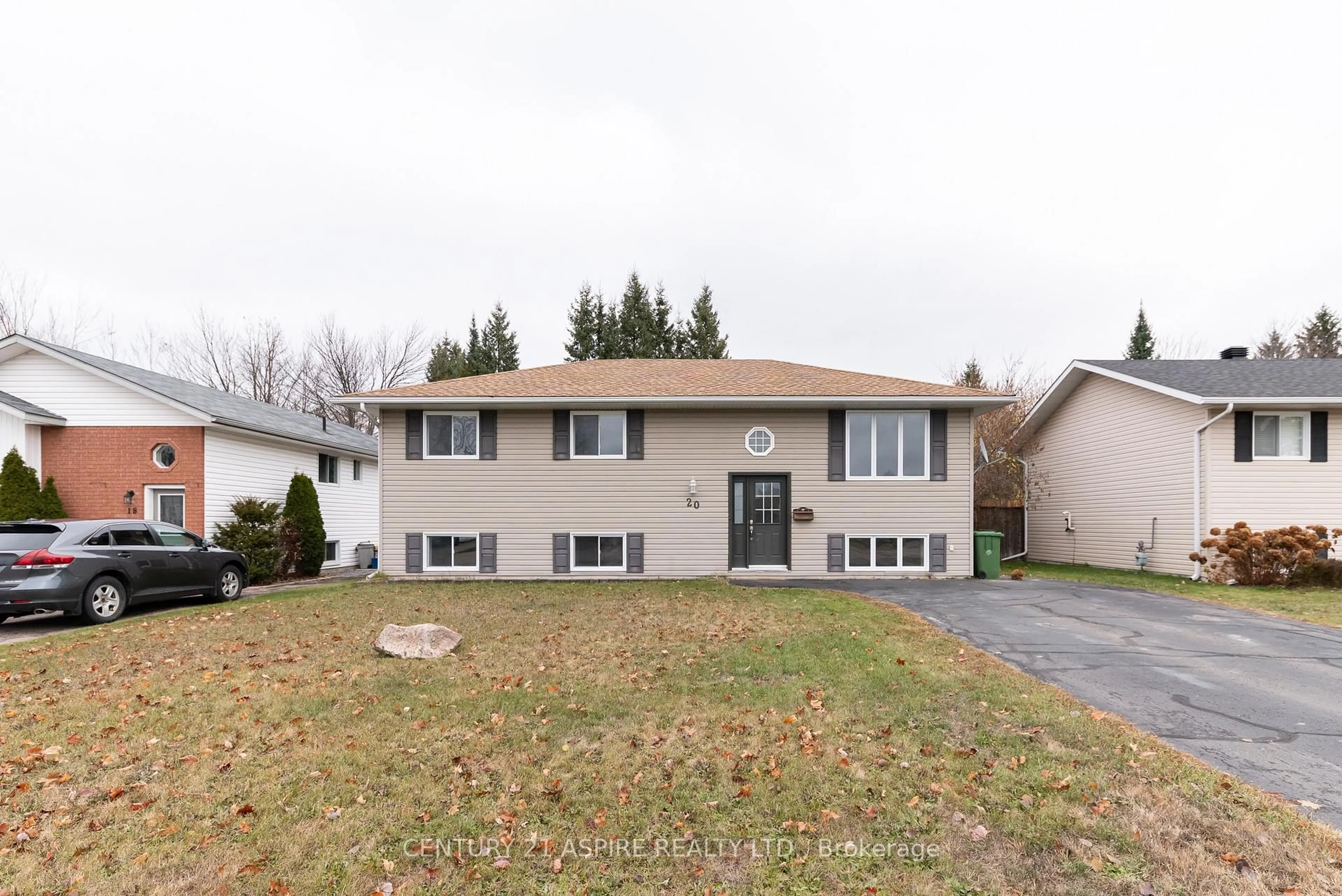 Home with vinyl exterior material, street for 20 Briarwood Dr, Petawawa Ontario K8H 3N8