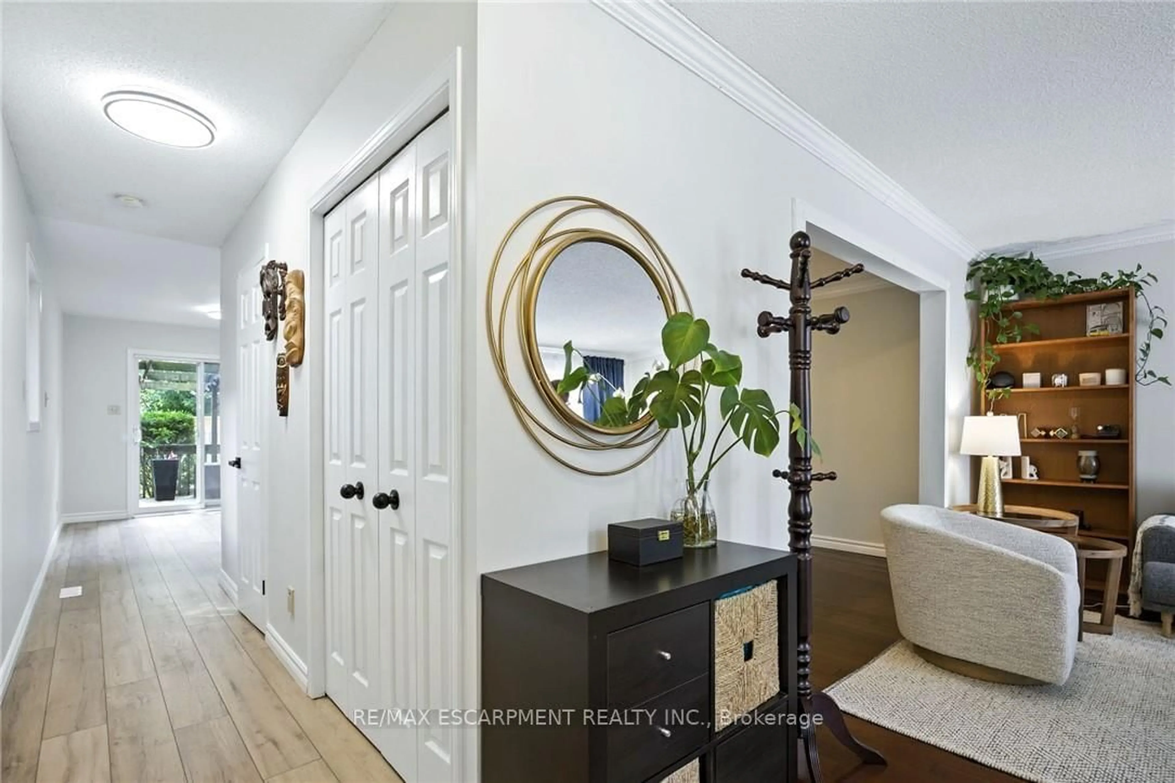 Indoor entryway for 38 Locke St, Hamilton Ontario L8P 3Z8