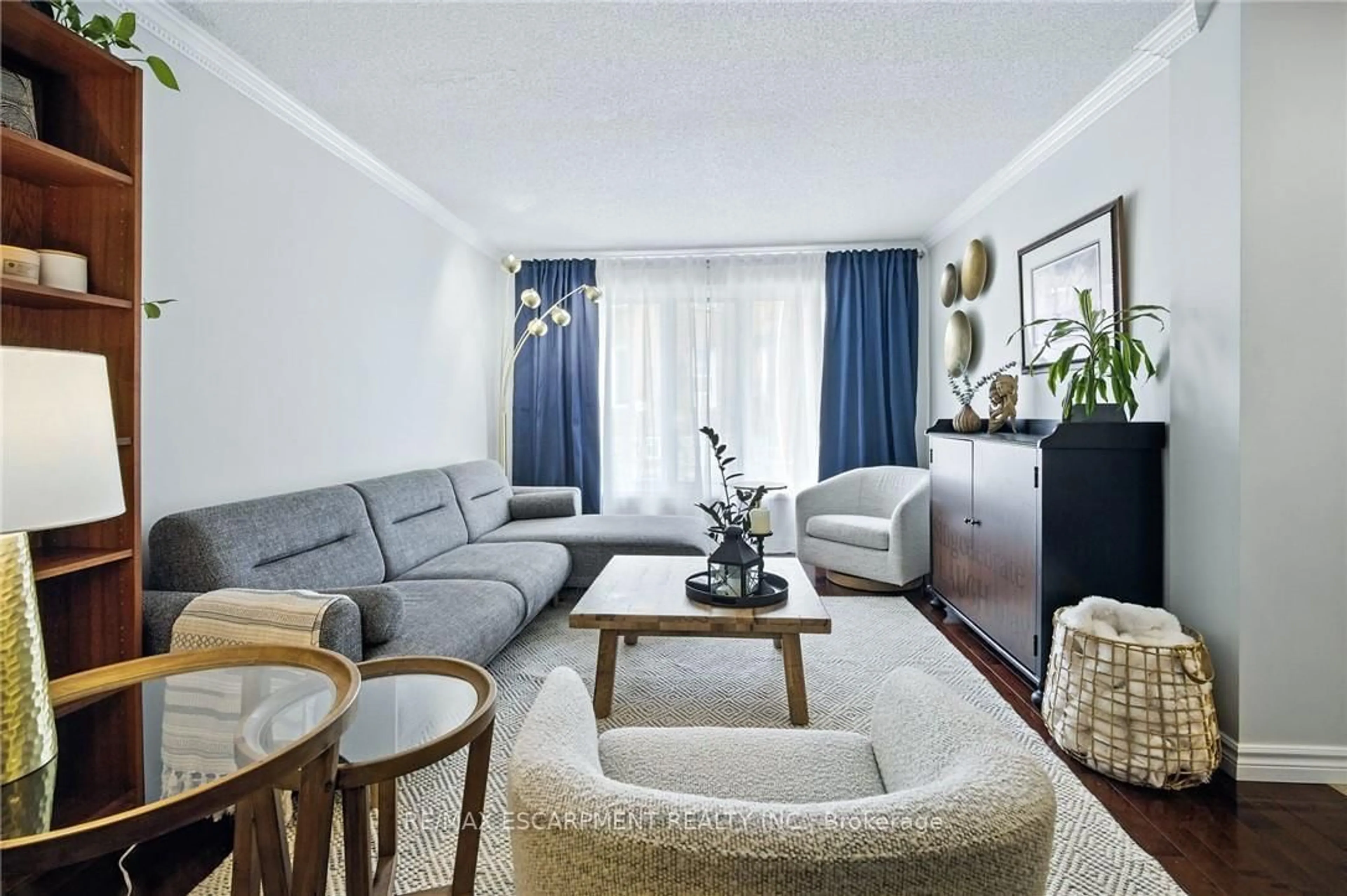 Living room with furniture, carpet floor for 38 Locke St, Hamilton Ontario L8P 3Z8