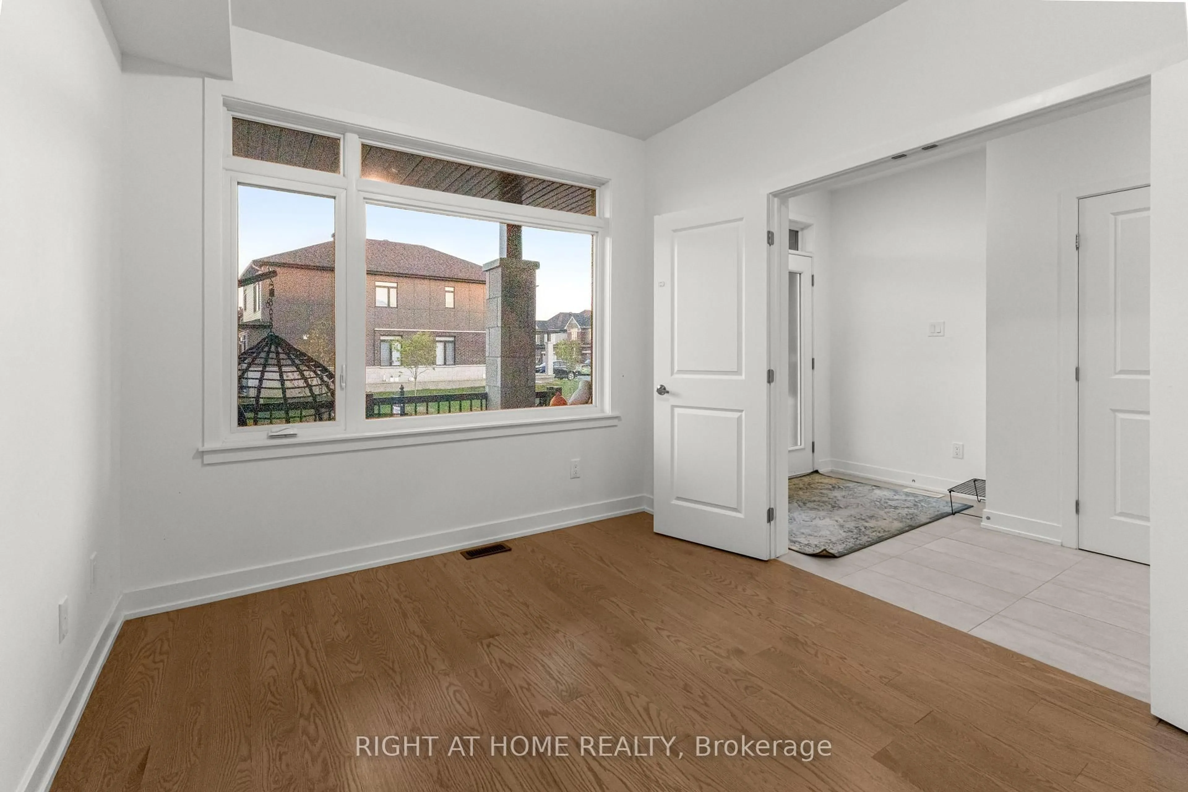 Indoor entryway for 2020 ACOUSTIC Way, Ottawa Ontario K4M 0L7