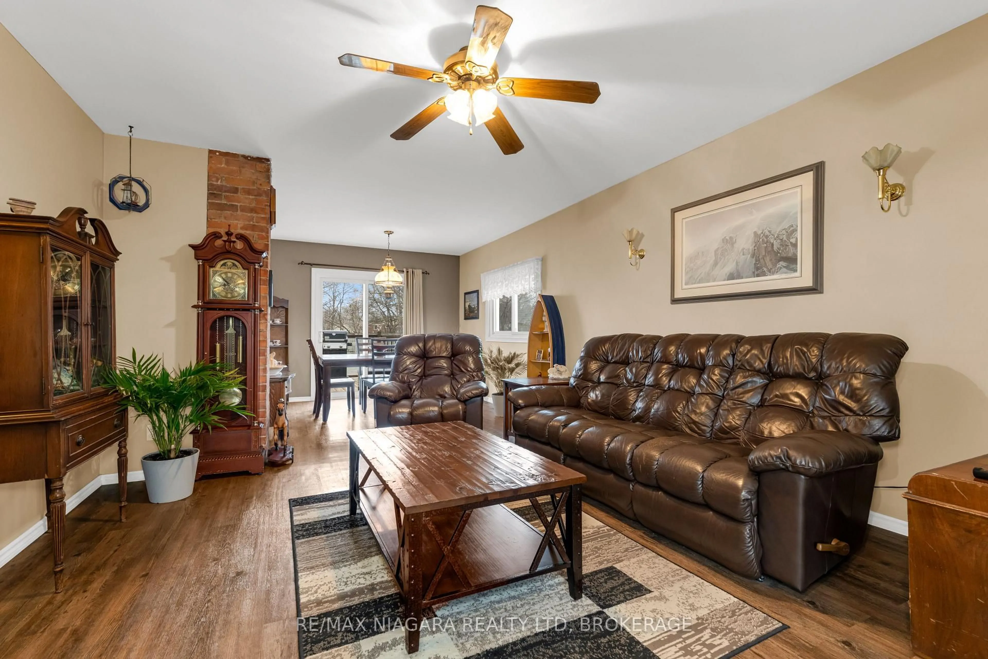 Living room with furniture, wood/laminate floor for 53 Turner Cres, St. Catharines Ontario L2P 2H8