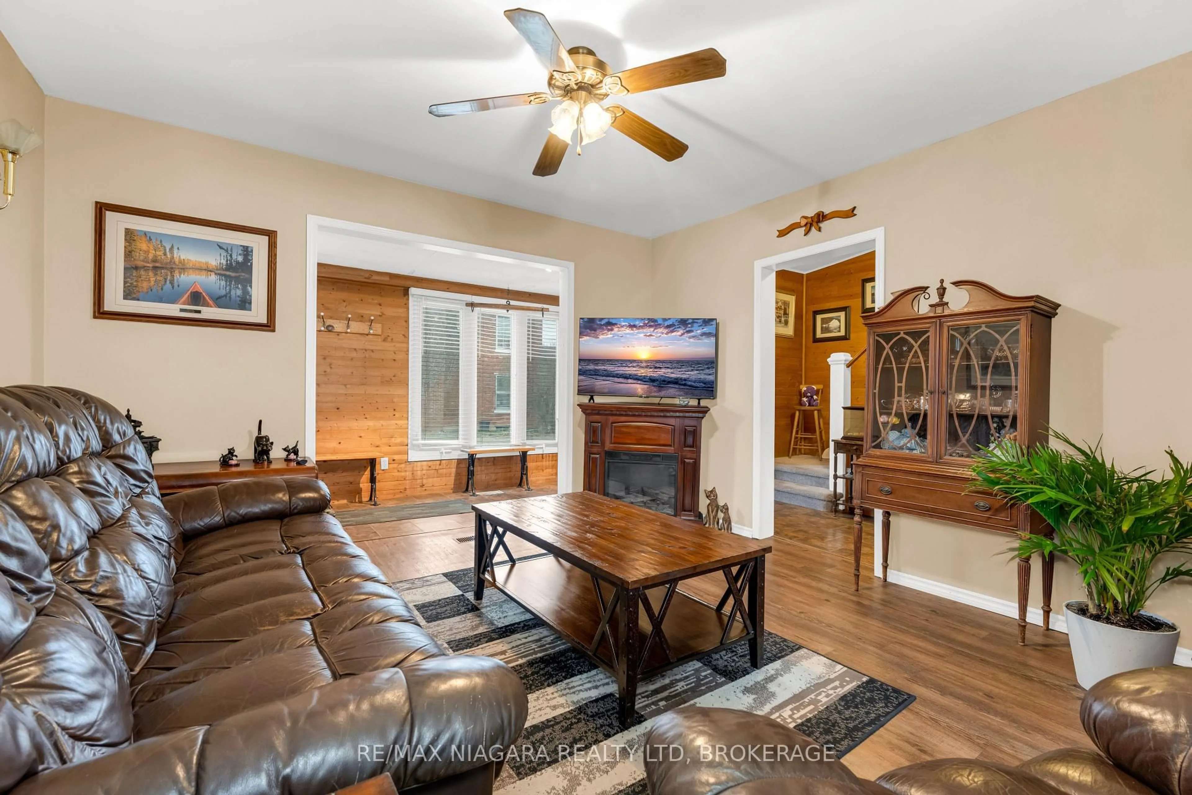 Living room with furniture, wood/laminate floor for 53 Turner Cres, St. Catharines Ontario L2P 2H8