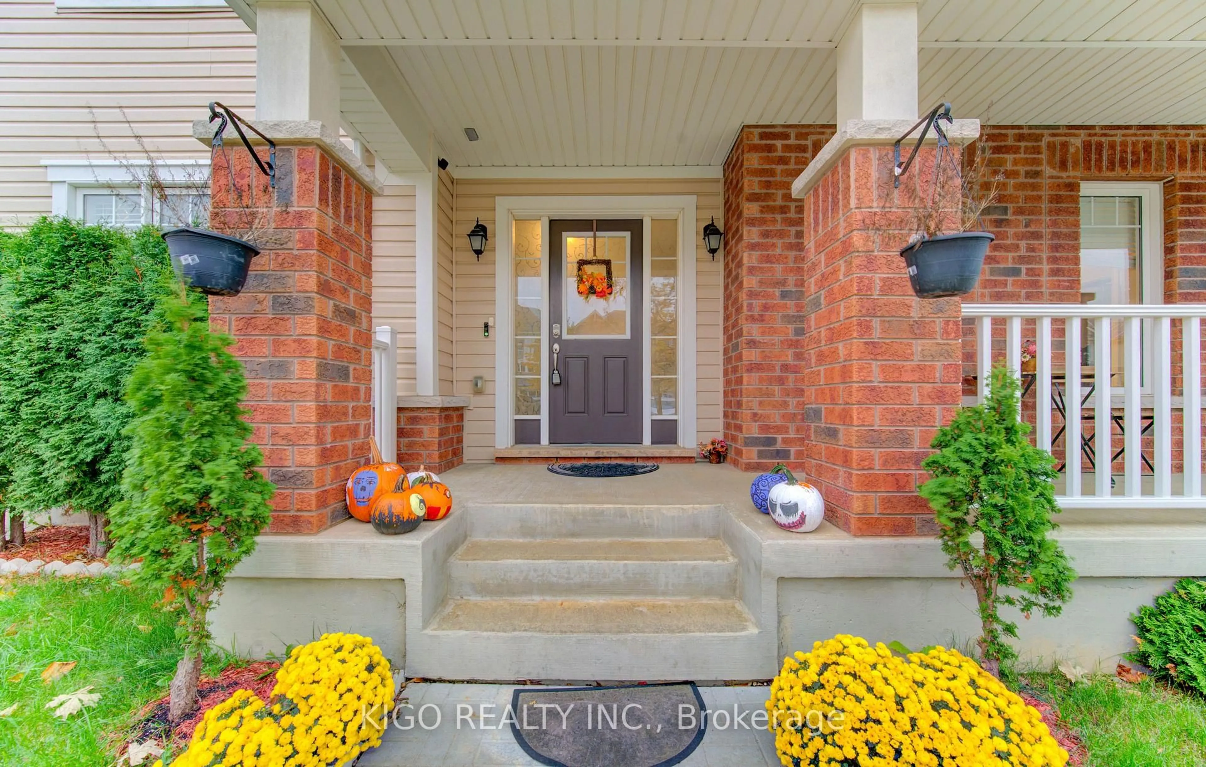 Indoor entryway for 66 Shoreacres Dr, Kitchener Ontario N2R 0K7