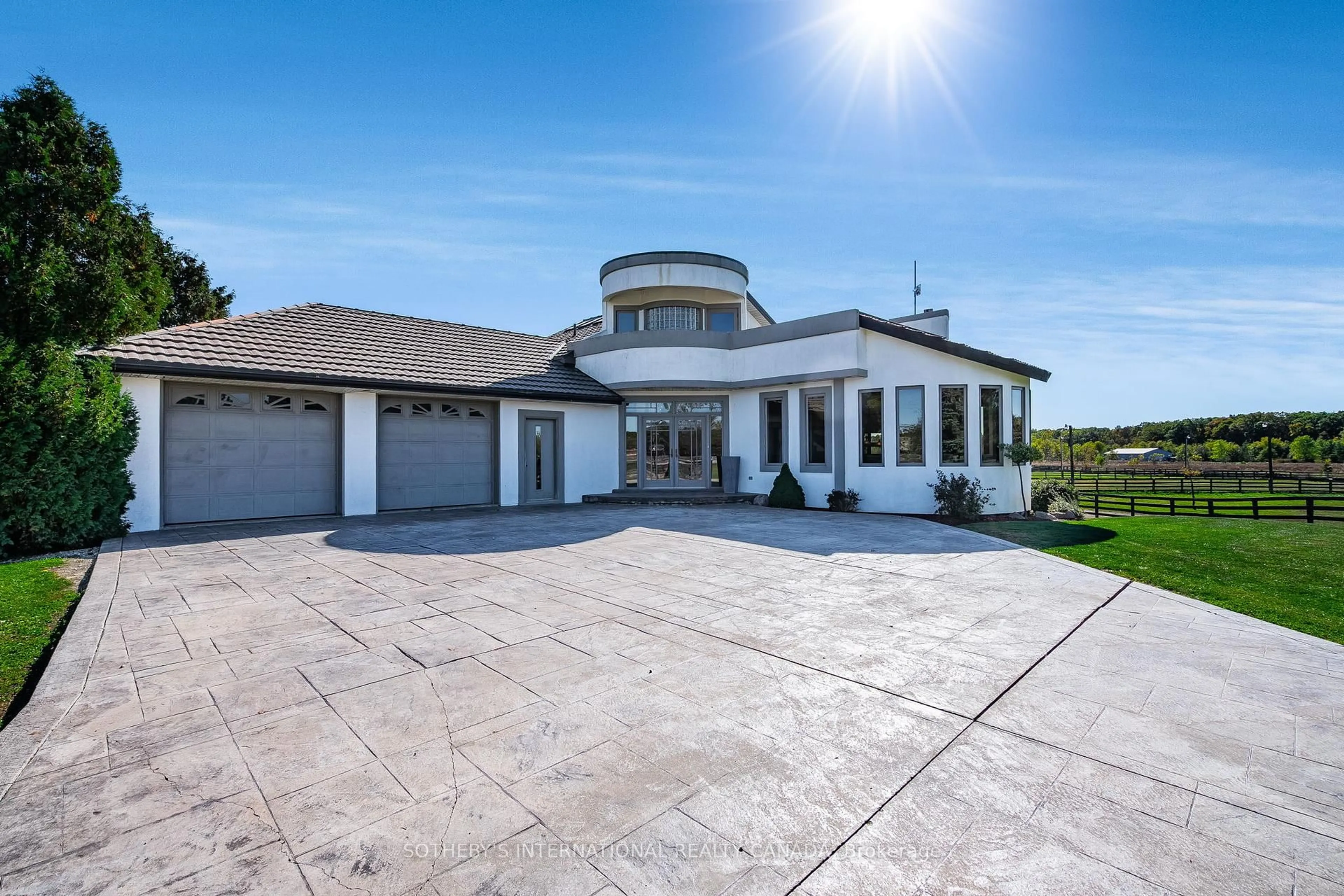 A pic from outside/outdoor area/front of a property/back of a property/a pic from drone, unknown for 4965 4th Concession, Amherstburg Ontario N0R 1G0