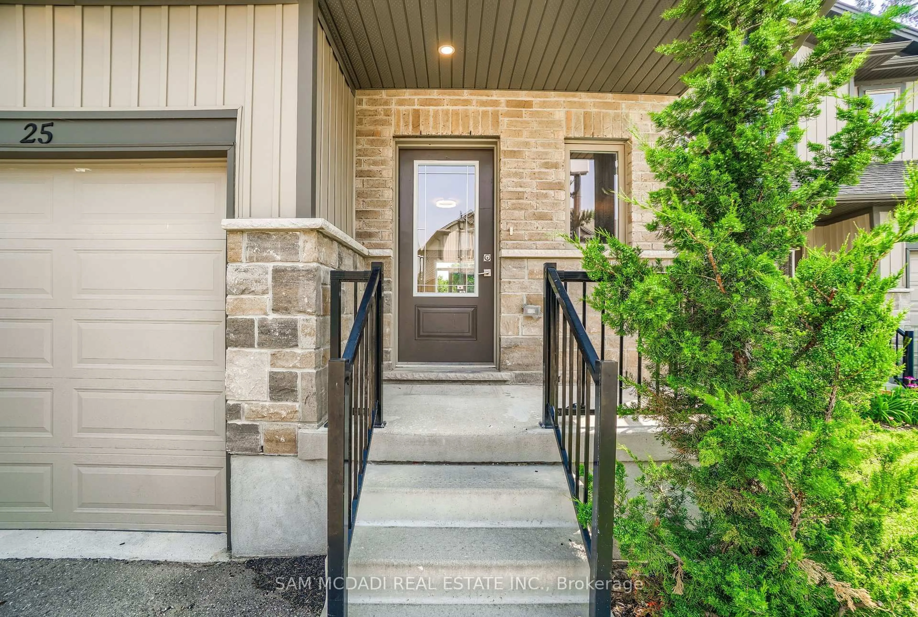Indoor entryway for 1023 Devonshire Ave #25, Woodstock Ontario N4S 0E7