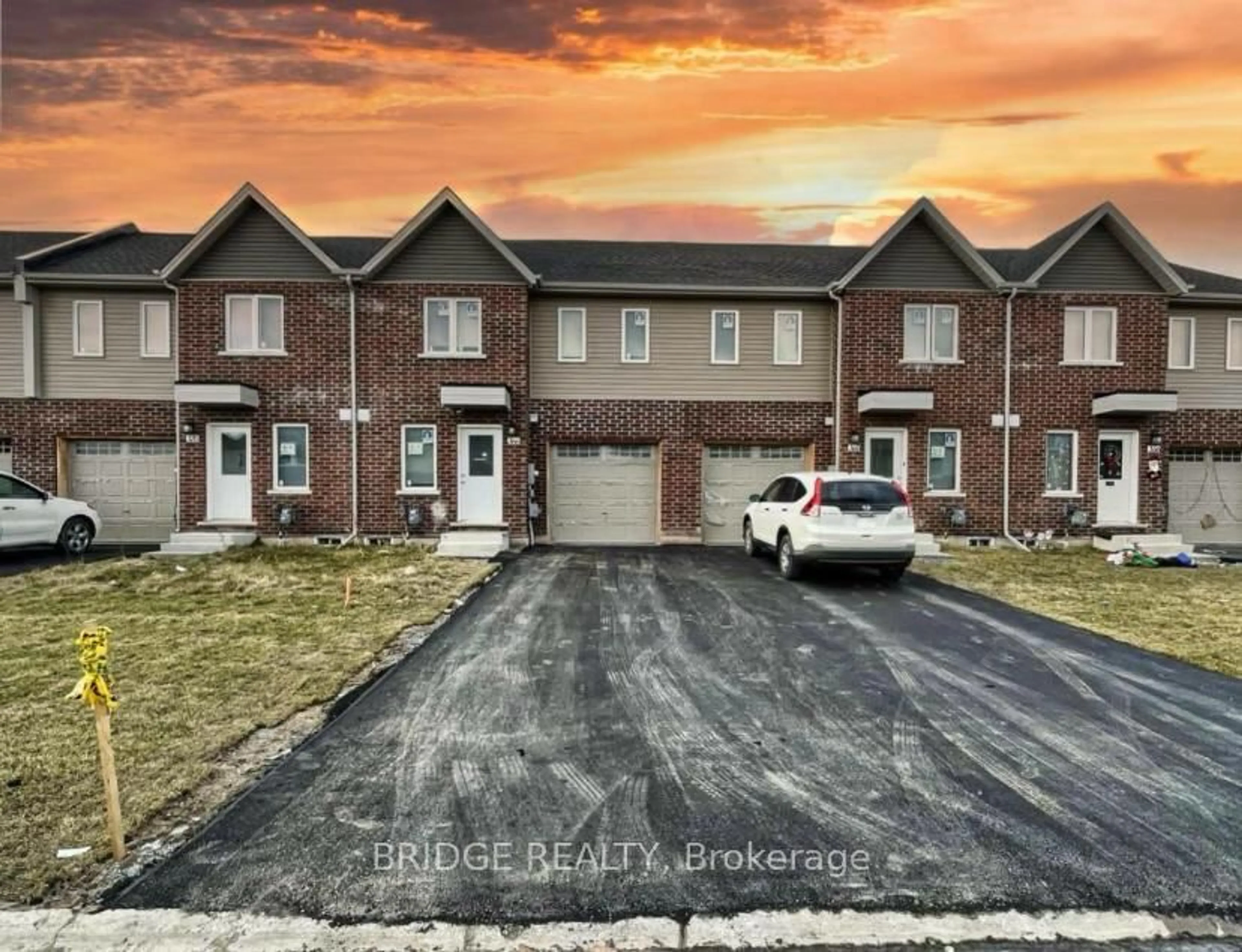 A pic from outside/outdoor area/front of a property/back of a property/a pic from drone, street for 366 Chaffey St, Welland Ontario L3B 2Z1