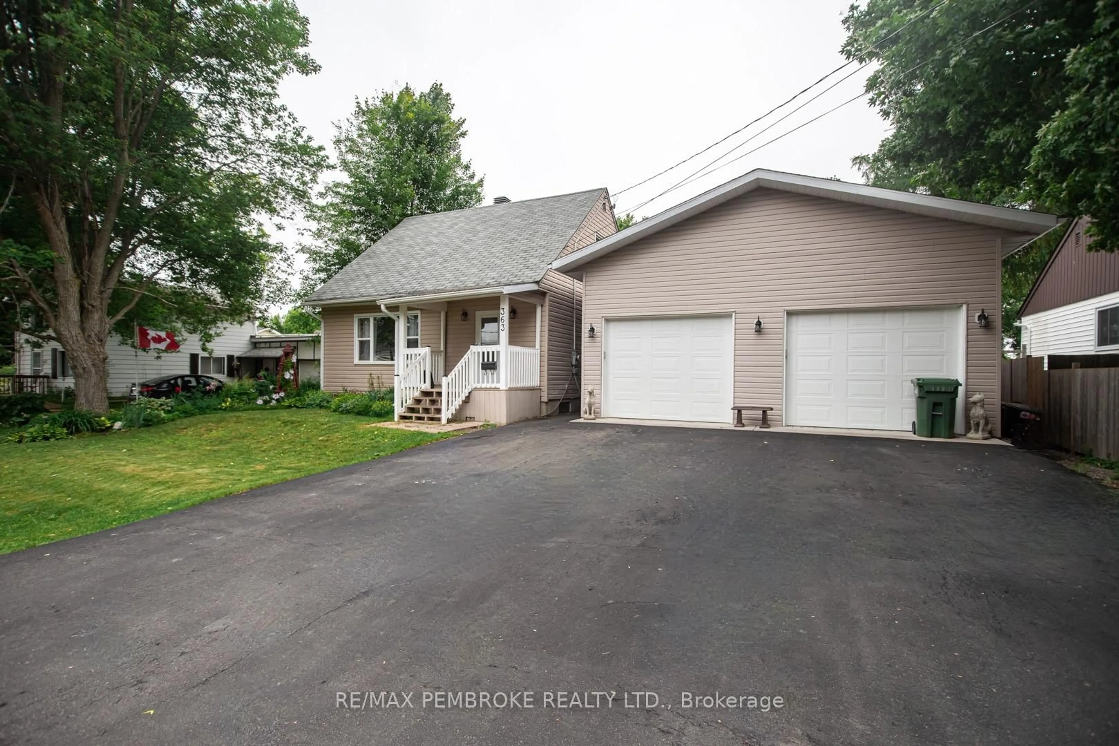 A pic from outside/outdoor area/front of a property/back of a property/a pic from drone, street for 363 Julien St, Pembroke Ontario K8A 3P8