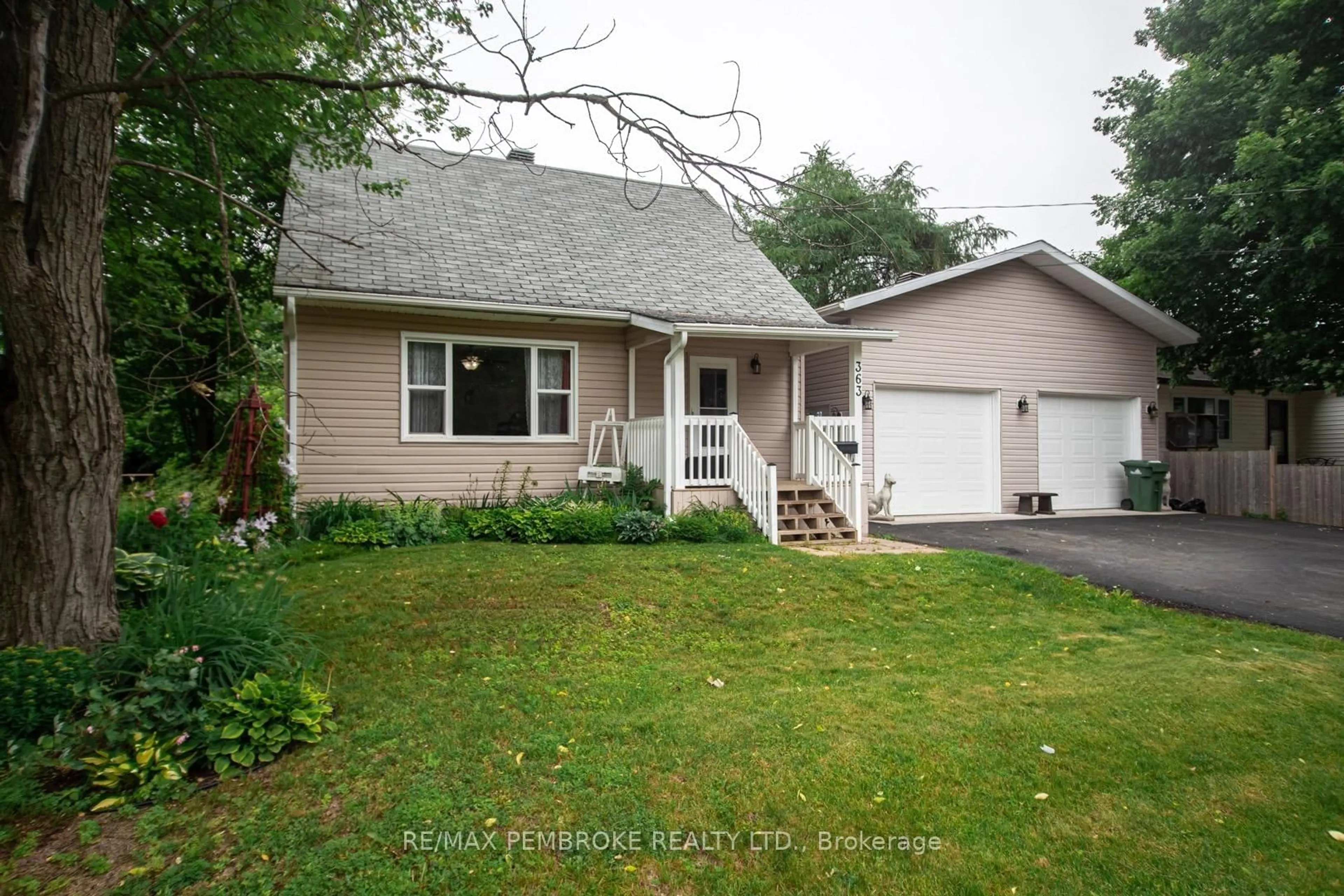 Home with vinyl exterior material, street for 363 Julien St, Pembroke Ontario K8A 3P8