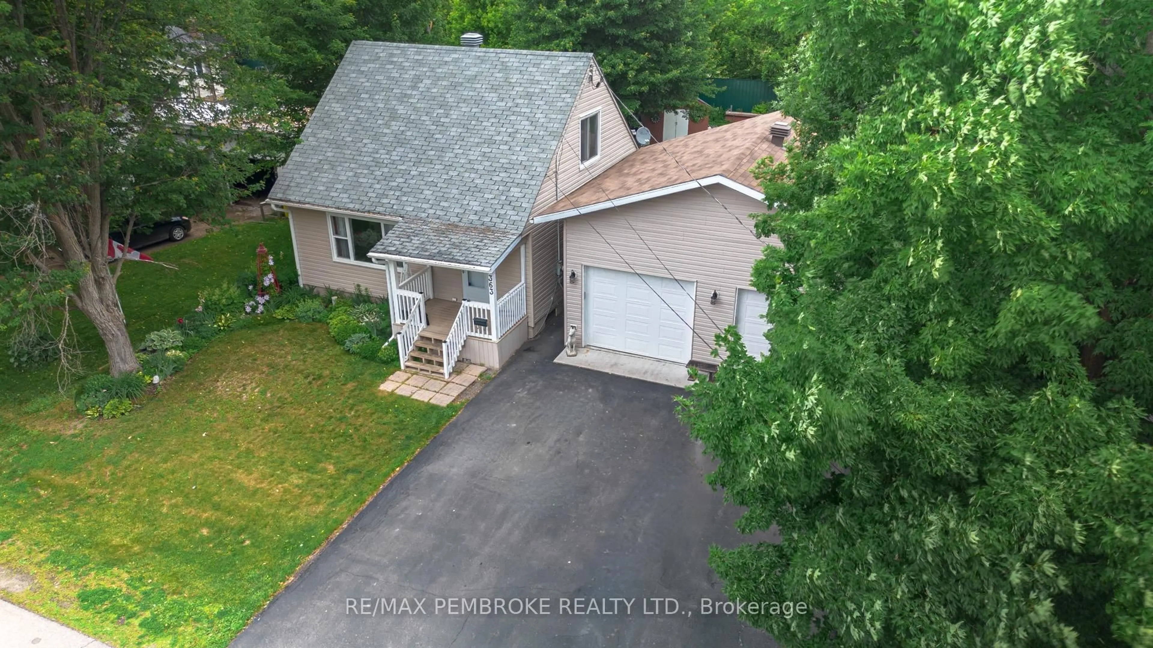 A pic from outside/outdoor area/front of a property/back of a property/a pic from drone, street for 363 Julien St, Pembroke Ontario K8A 3P8