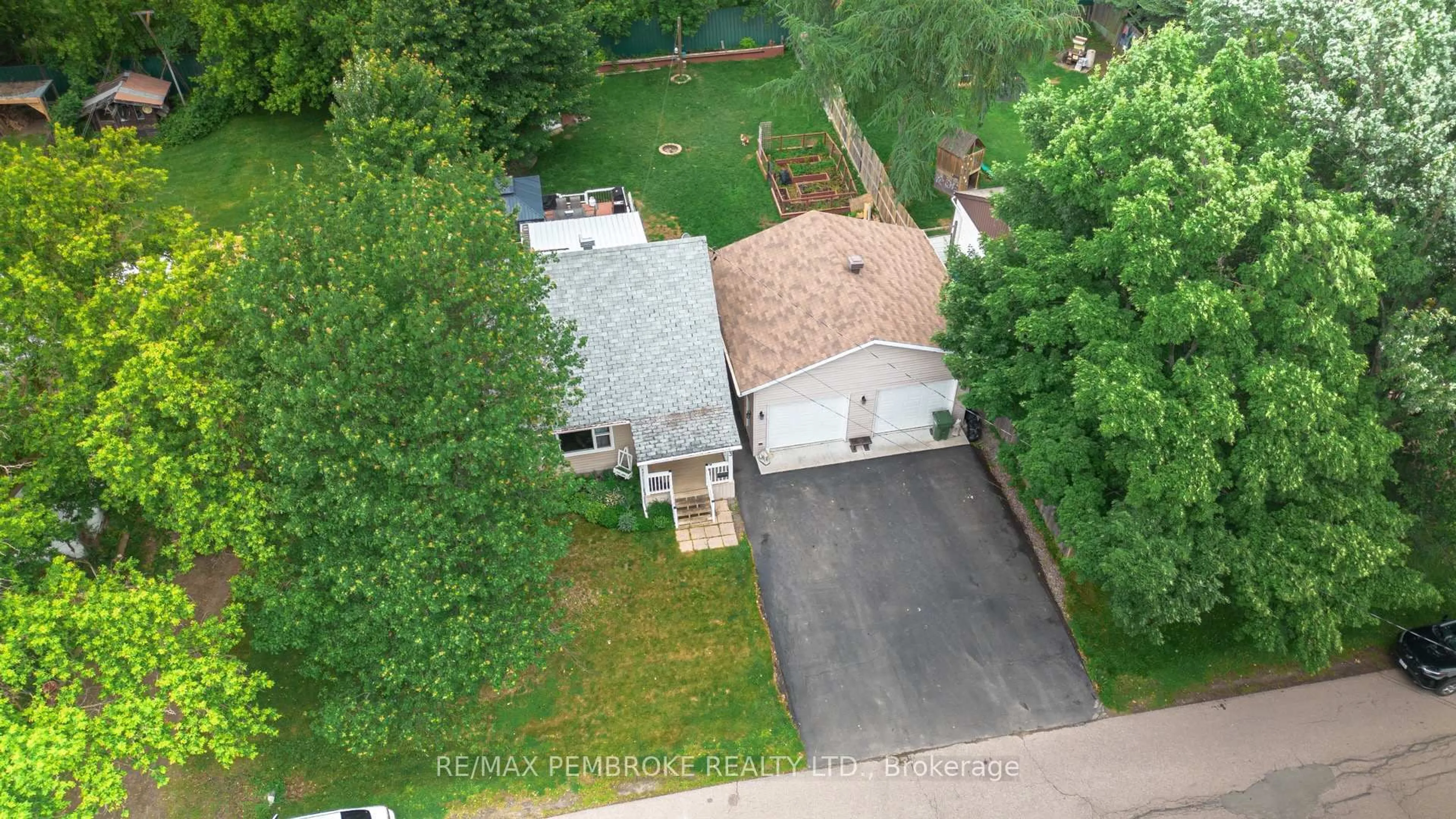 A pic from outside/outdoor area/front of a property/back of a property/a pic from drone, unknown for 363 Julien St, Pembroke Ontario K8A 3P8