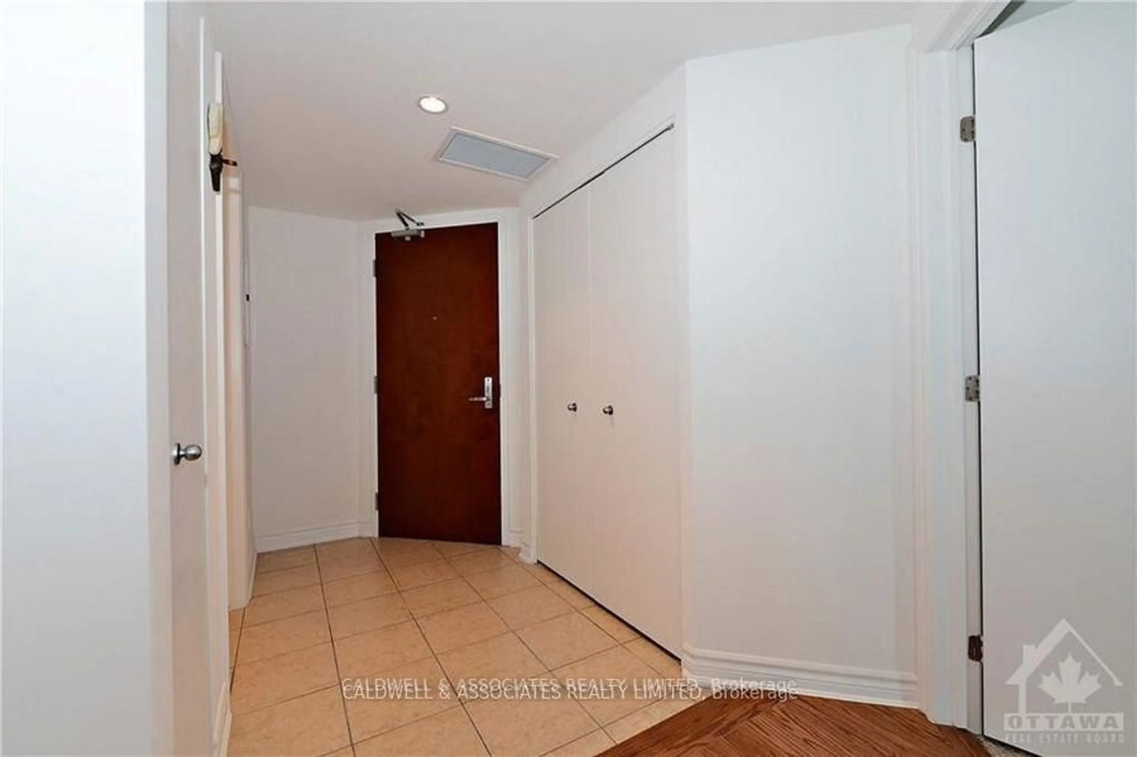 Indoor foyer for 234 Rideau St #1012, Ottawa Ontario K1N 0A9