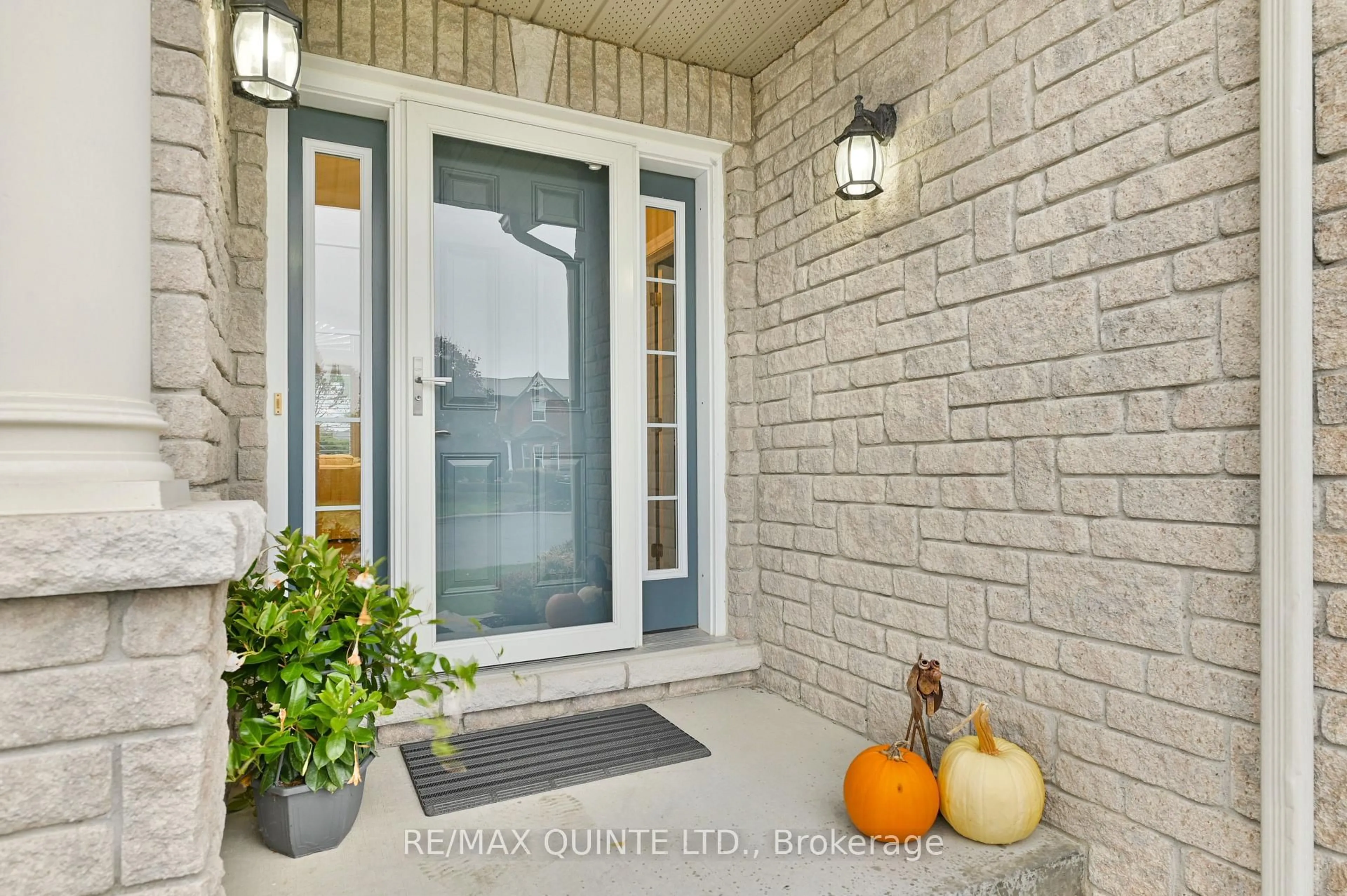 Indoor entryway for 5 Hickory Crt, Brighton Ontario K0K 1H0