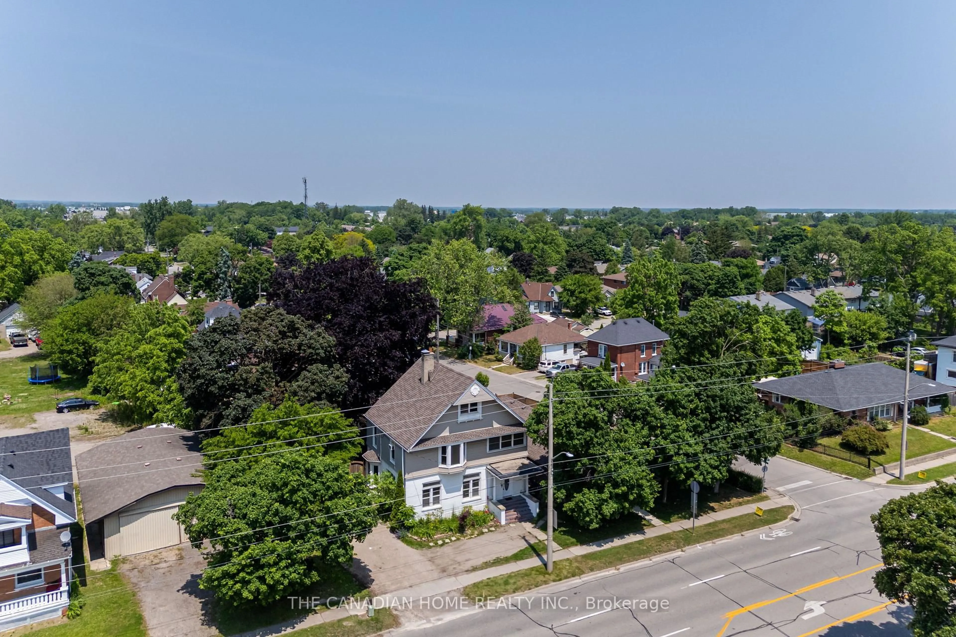 A pic from outside/outdoor area/front of a property/back of a property/a pic from drone, street for 820 Colborne St, Brantford Ontario N3S 3S4