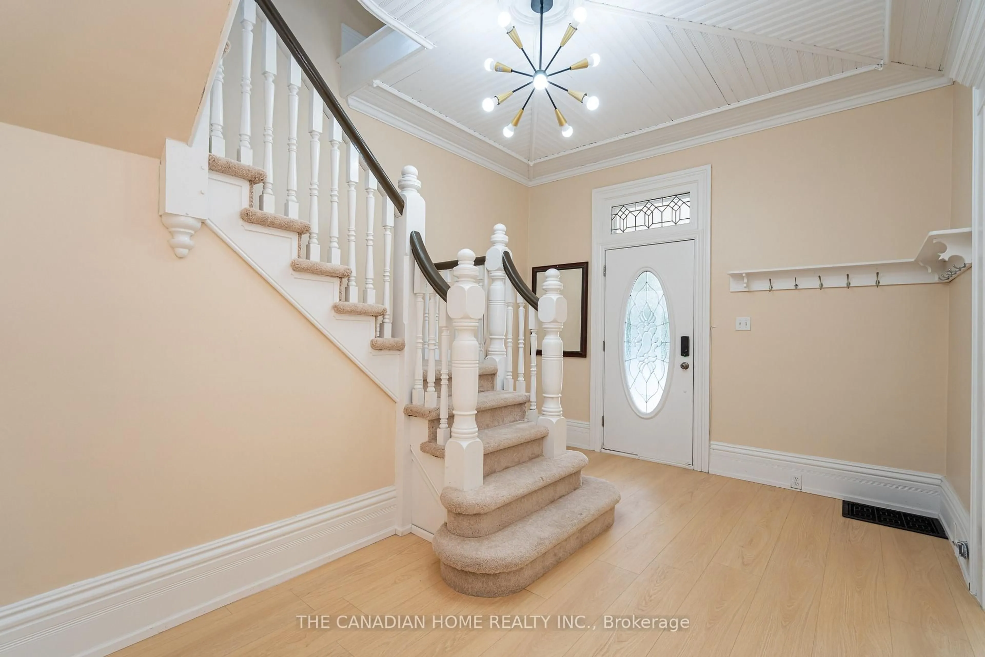 Indoor foyer for 820 Colborne St, Brantford Ontario N3S 3S4