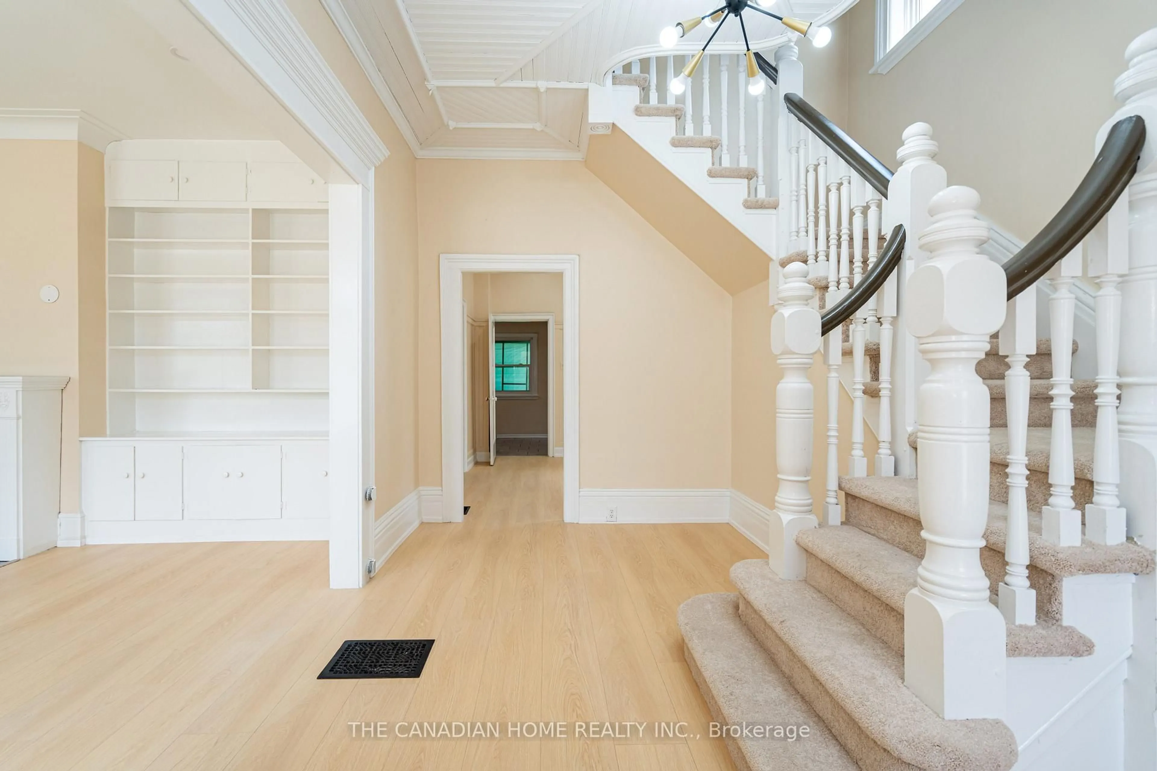 Indoor foyer for 820 Colborne St, Brantford Ontario N3S 3S4