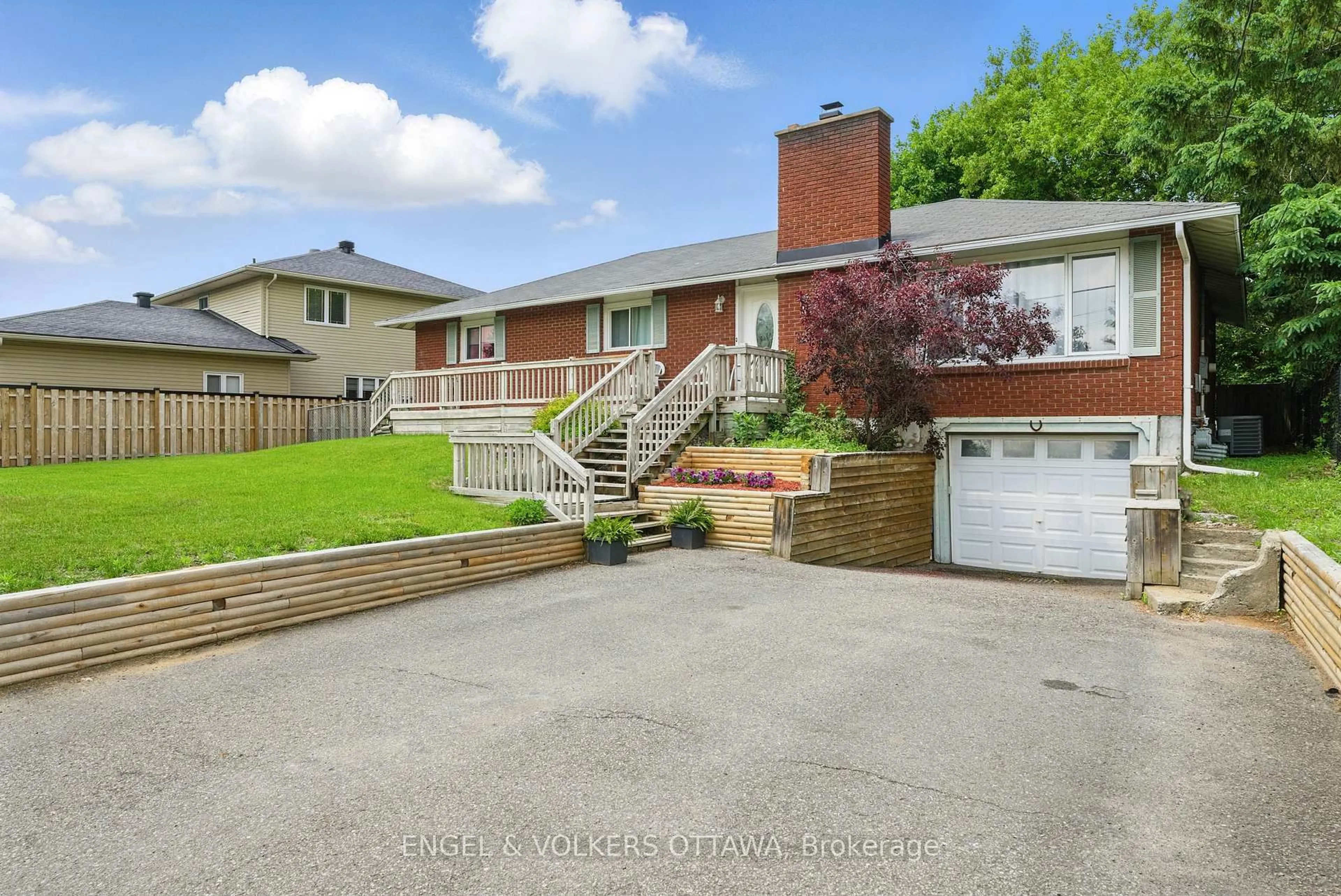 A pic from outside/outdoor area/front of a property/back of a property/a pic from drone, street for 1427 Rosebella Ave, Ottawa Ontario K1T 1E5