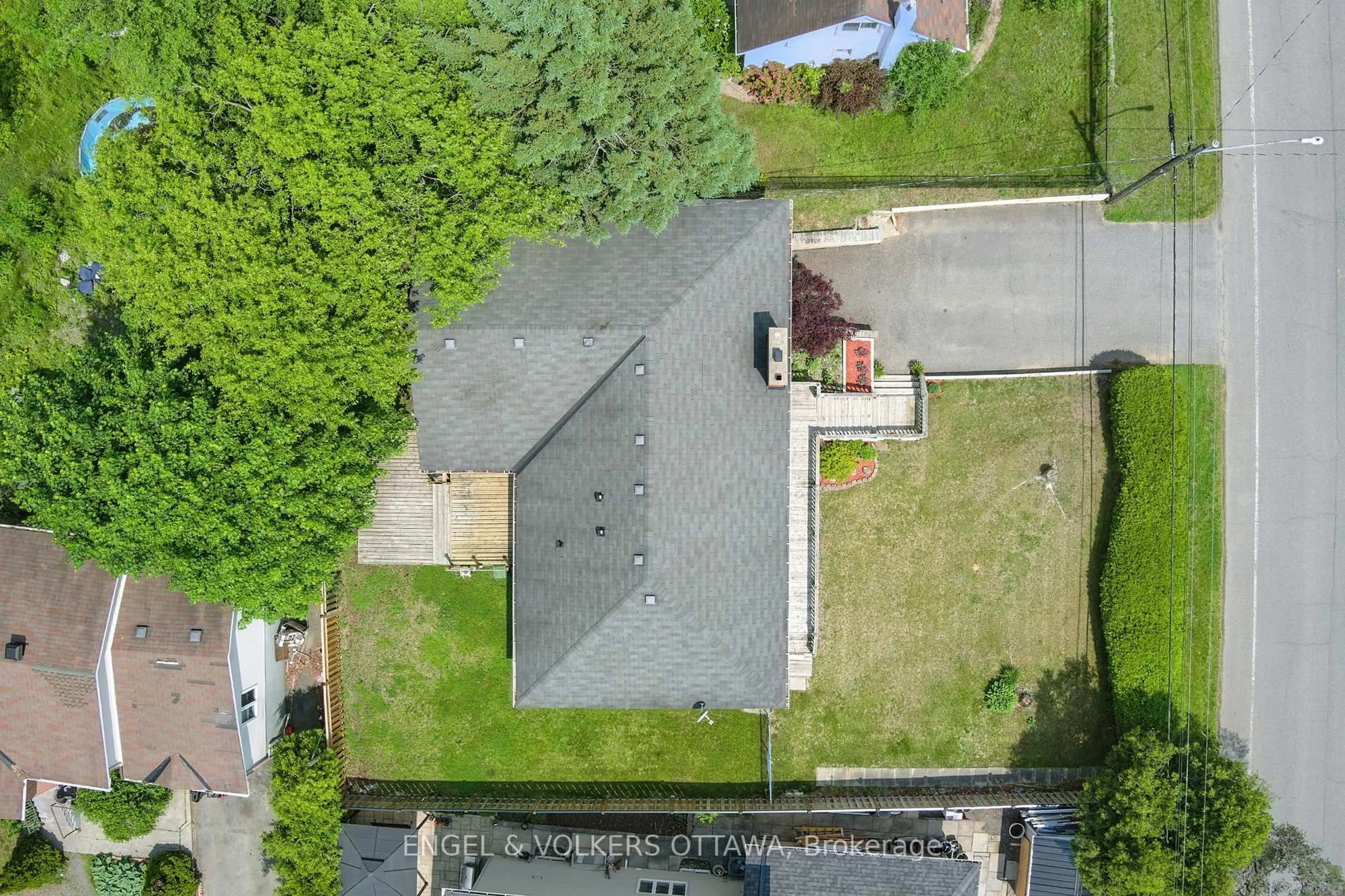 A pic from outside/outdoor area/front of a property/back of a property/a pic from drone, street for 1427 Rosebella Ave, Ottawa Ontario K1T 1E5