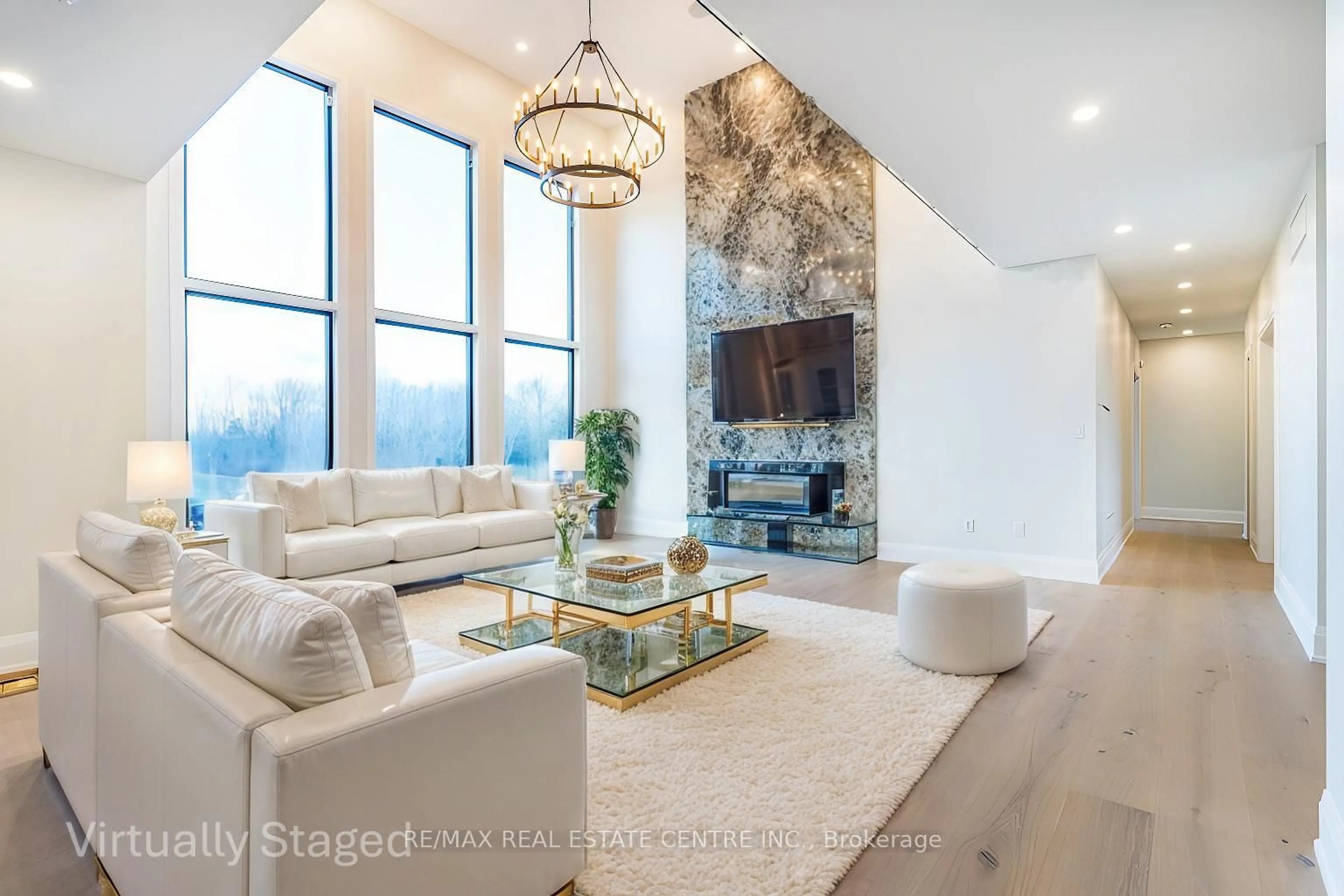 Living room with furniture, unknown for 256 Mountain Rd, Grimsby Ontario L3M 4E7