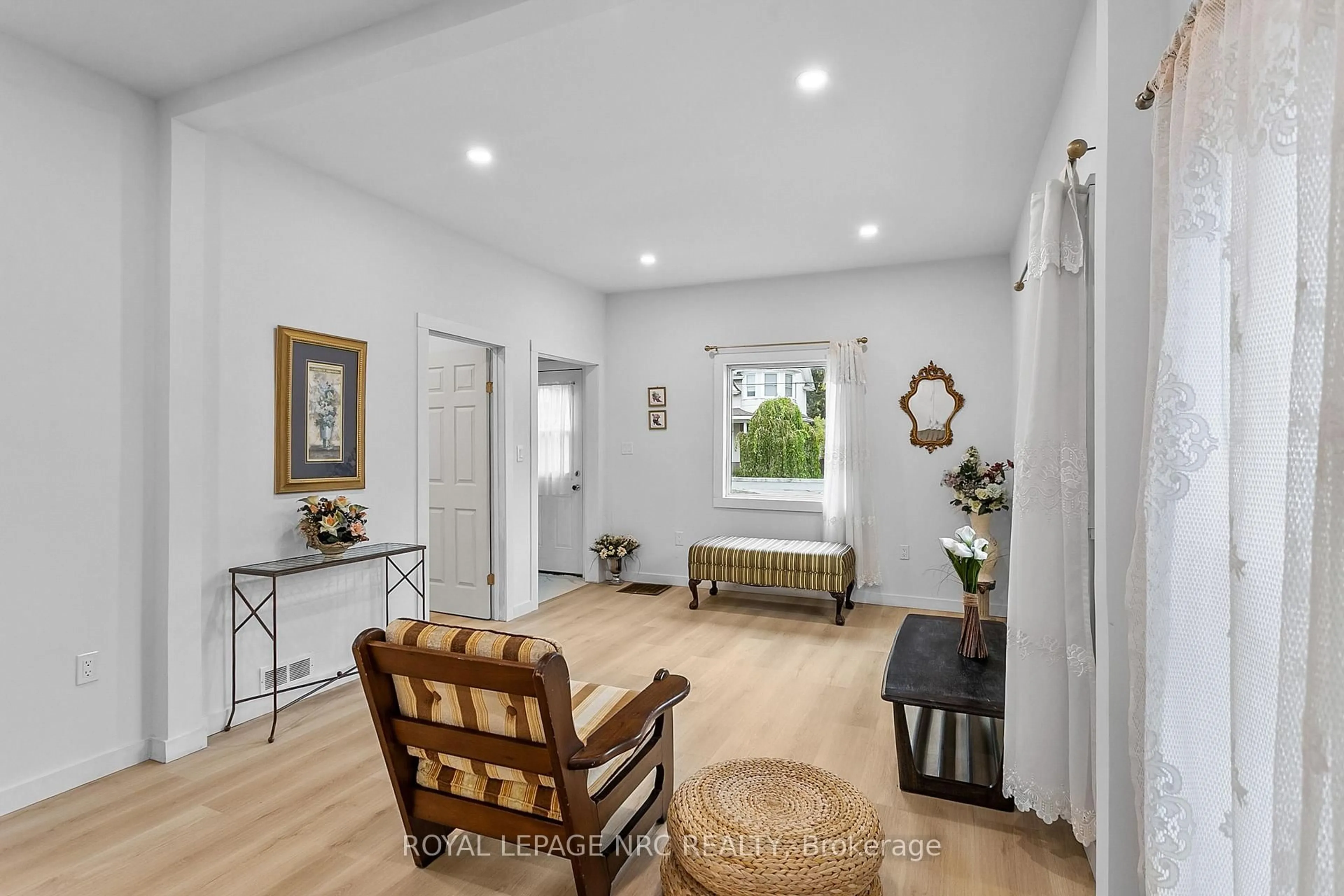 Indoor entryway for 45 PHIPPS St, Fort Erie Ontario L2A 2V3