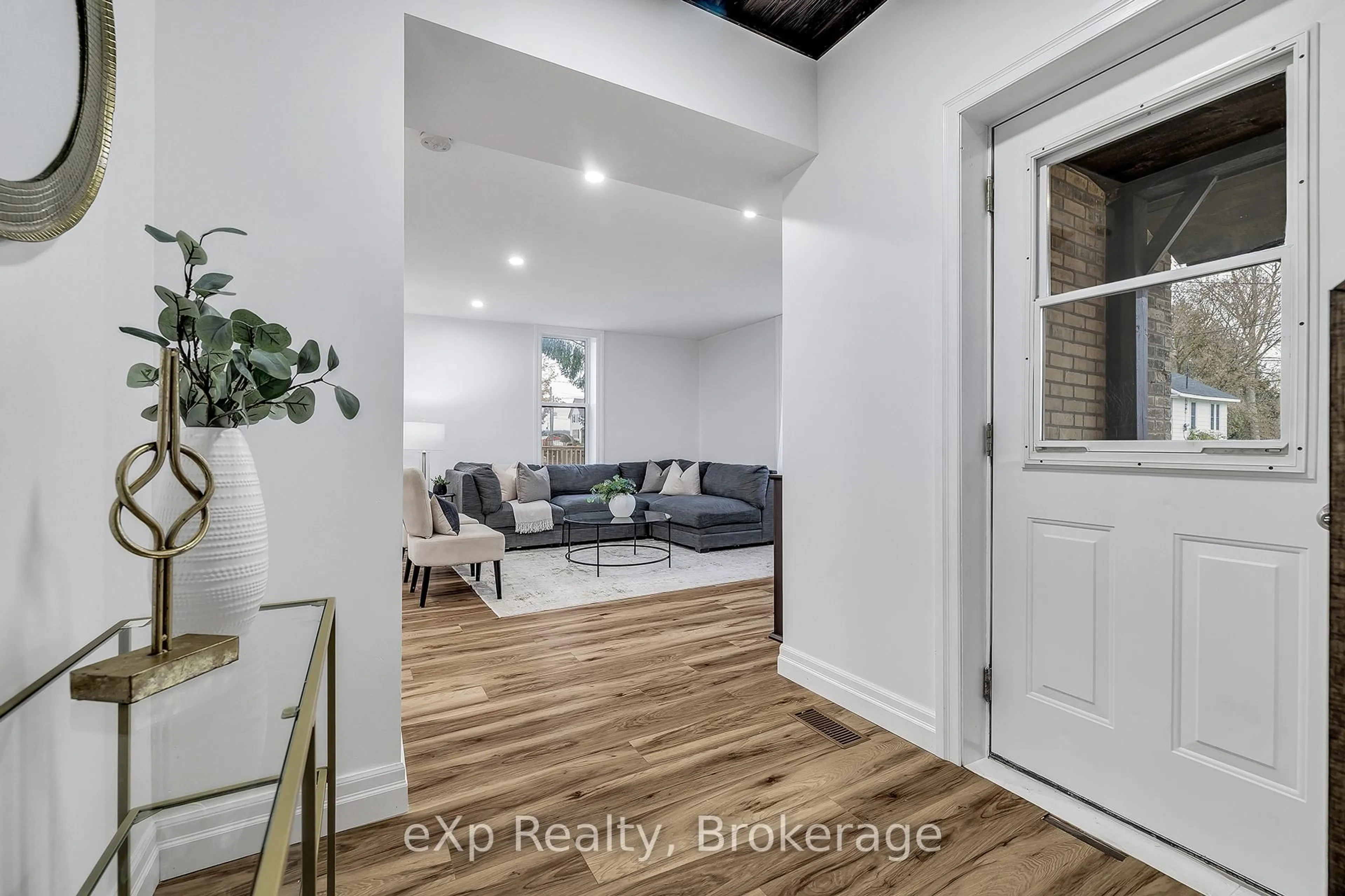 Indoor entryway for 272 Princess St, Huron East Ontario N0G 1H0