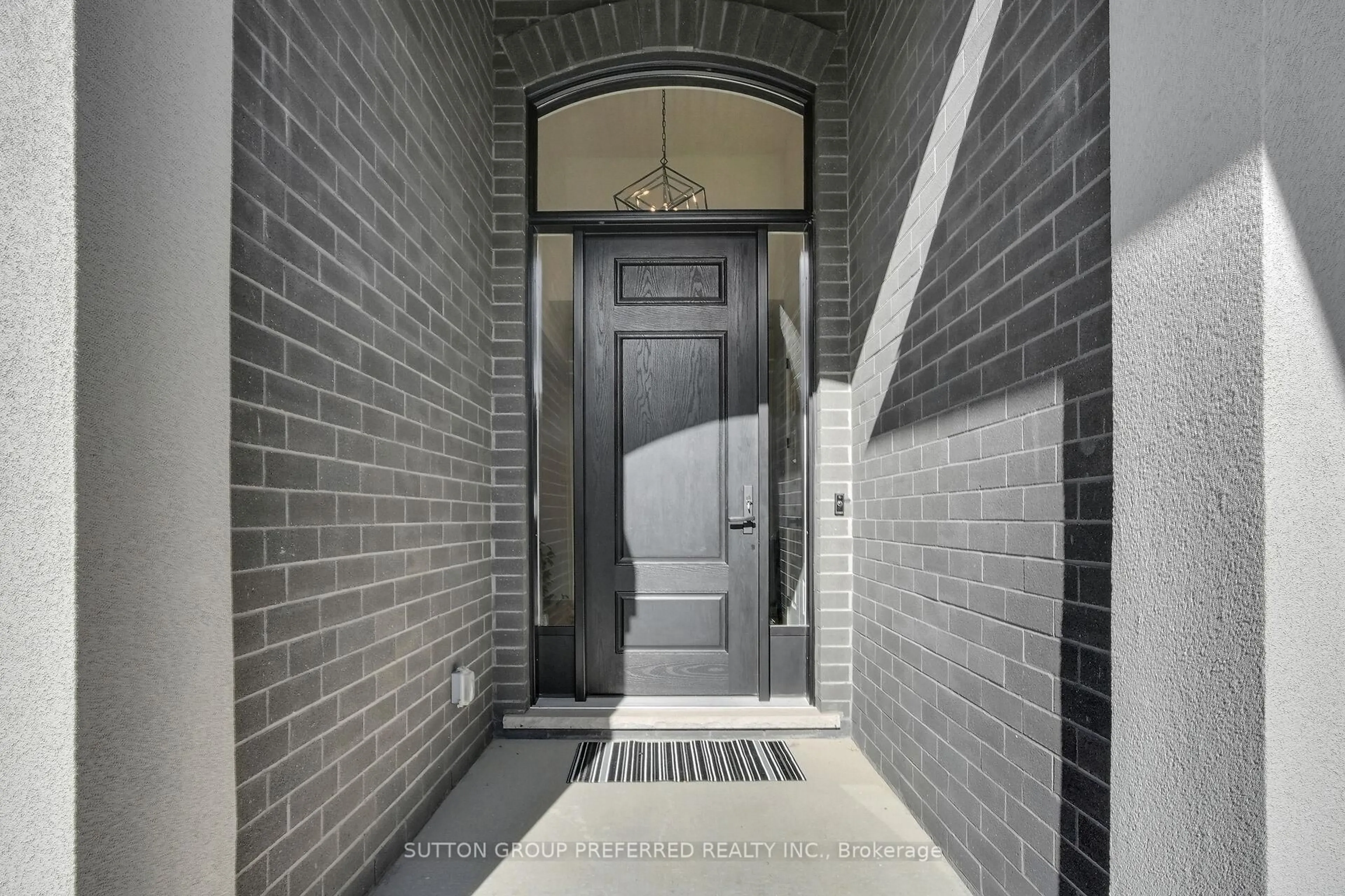 Indoor entryway for 1928 Trailsway Dr, London South Ontario N6K 0K7